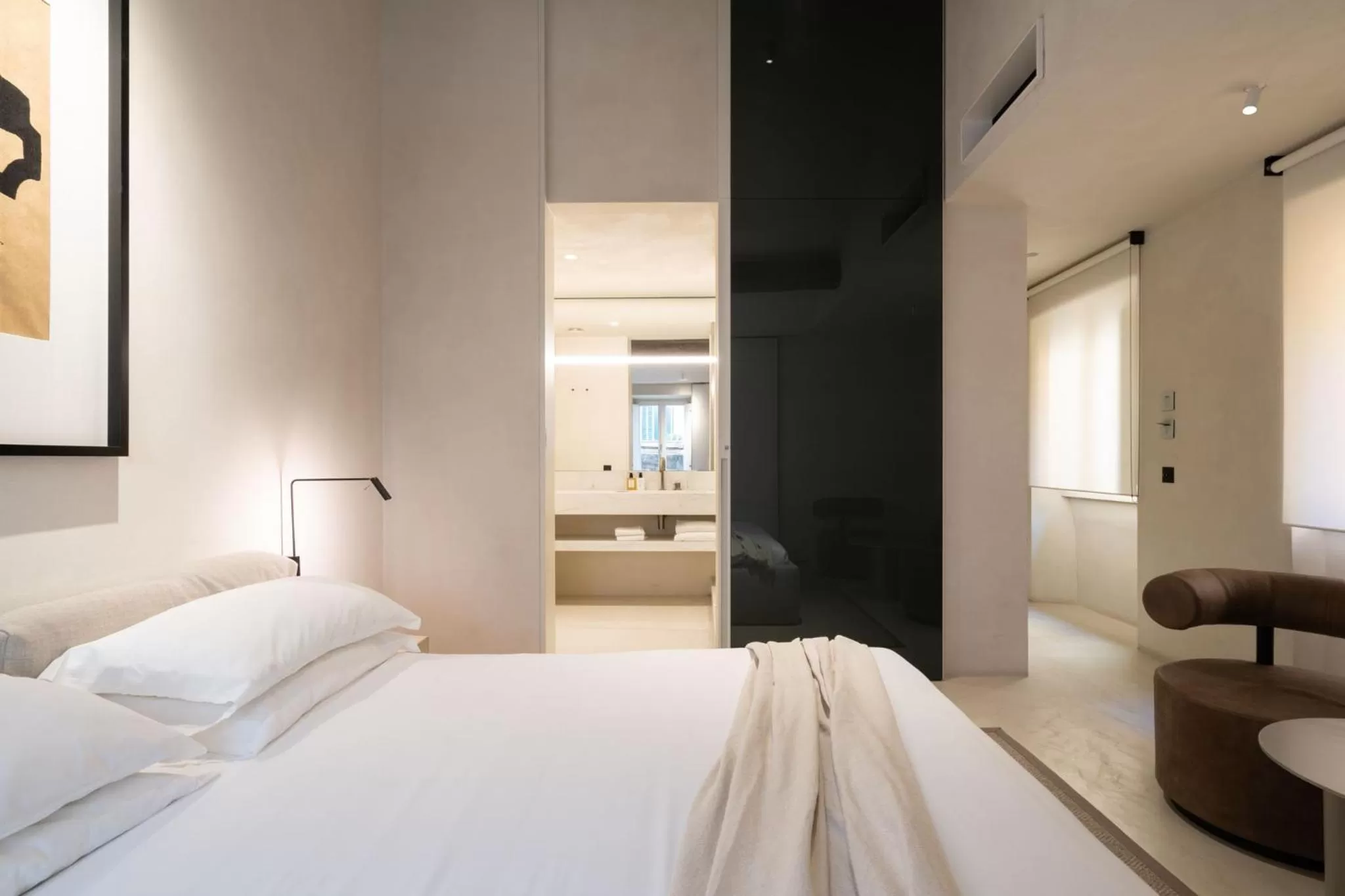 Photo of the whole room, Bed in Hotel Scenario