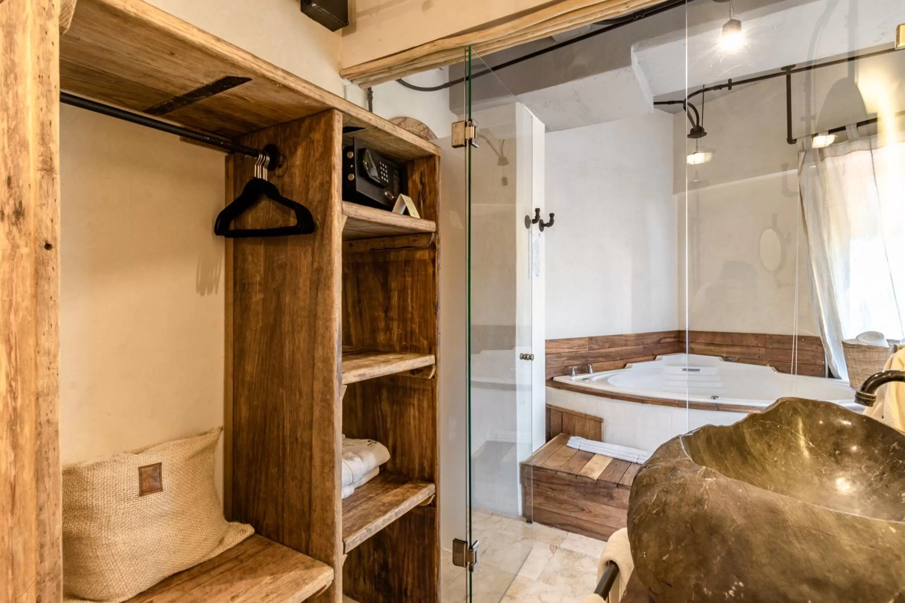 Hot Tub in Caribbean Paradise Hotel & Spa - 5th Avenue