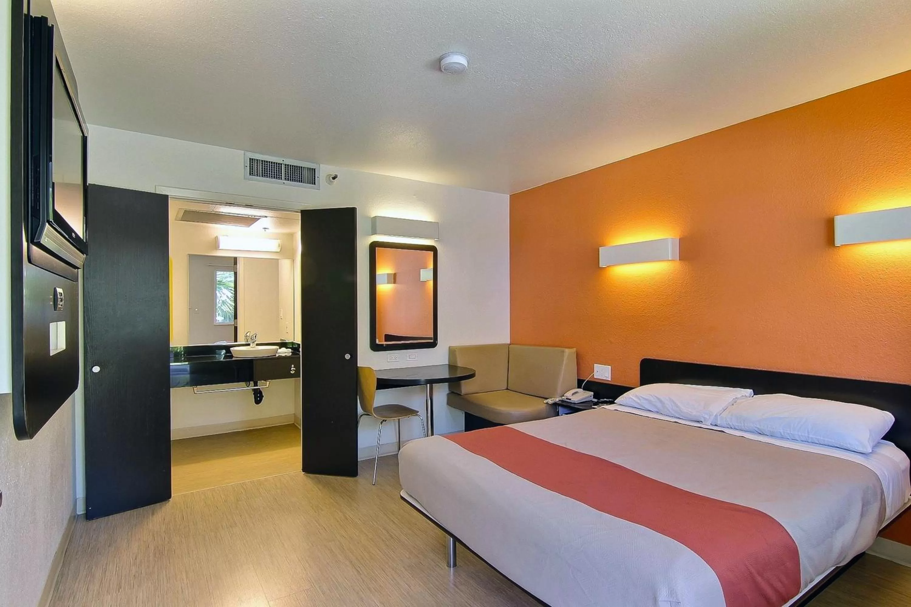 Bathroom, Bed in Motel 6-Carpinteria, CA - Santa Barbara - South