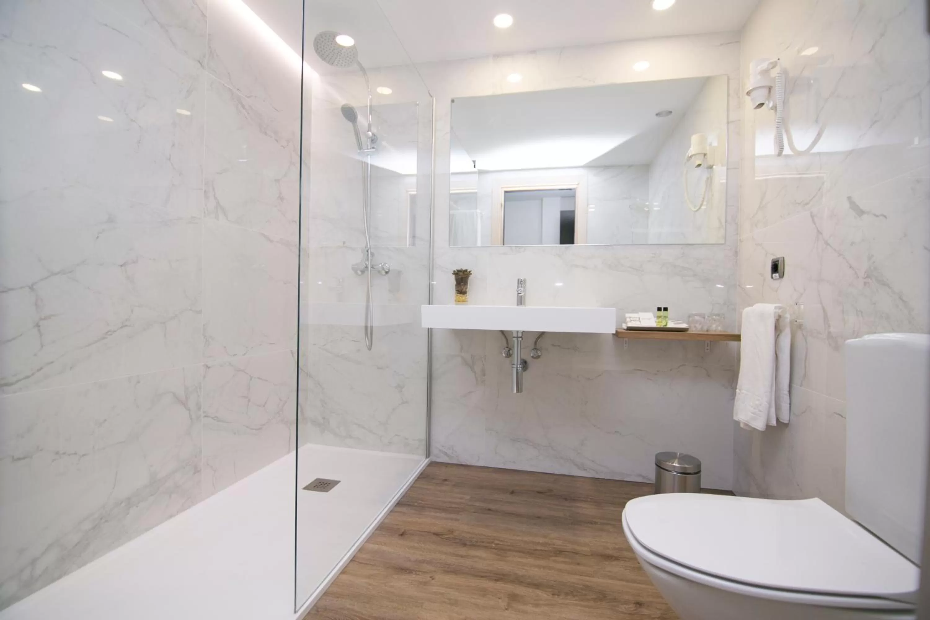 Shower in Intelier Rosa