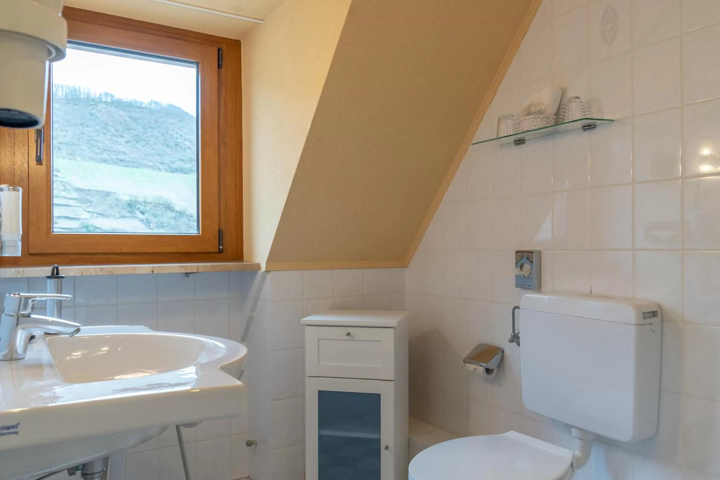 Bathroom in Weinhotel Landsknecht