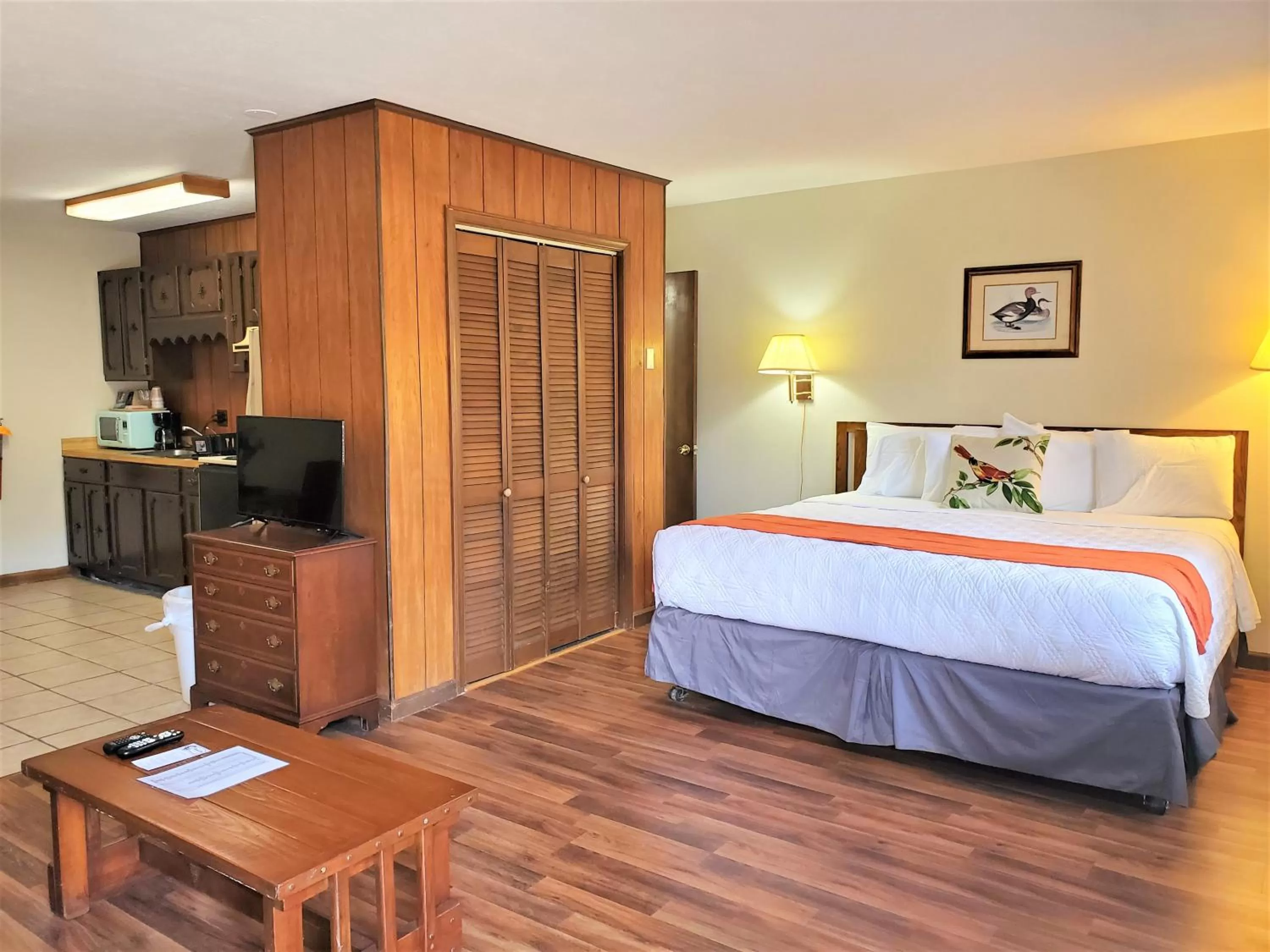 Bed in Meadowlark Motel with Restaurant & Bar