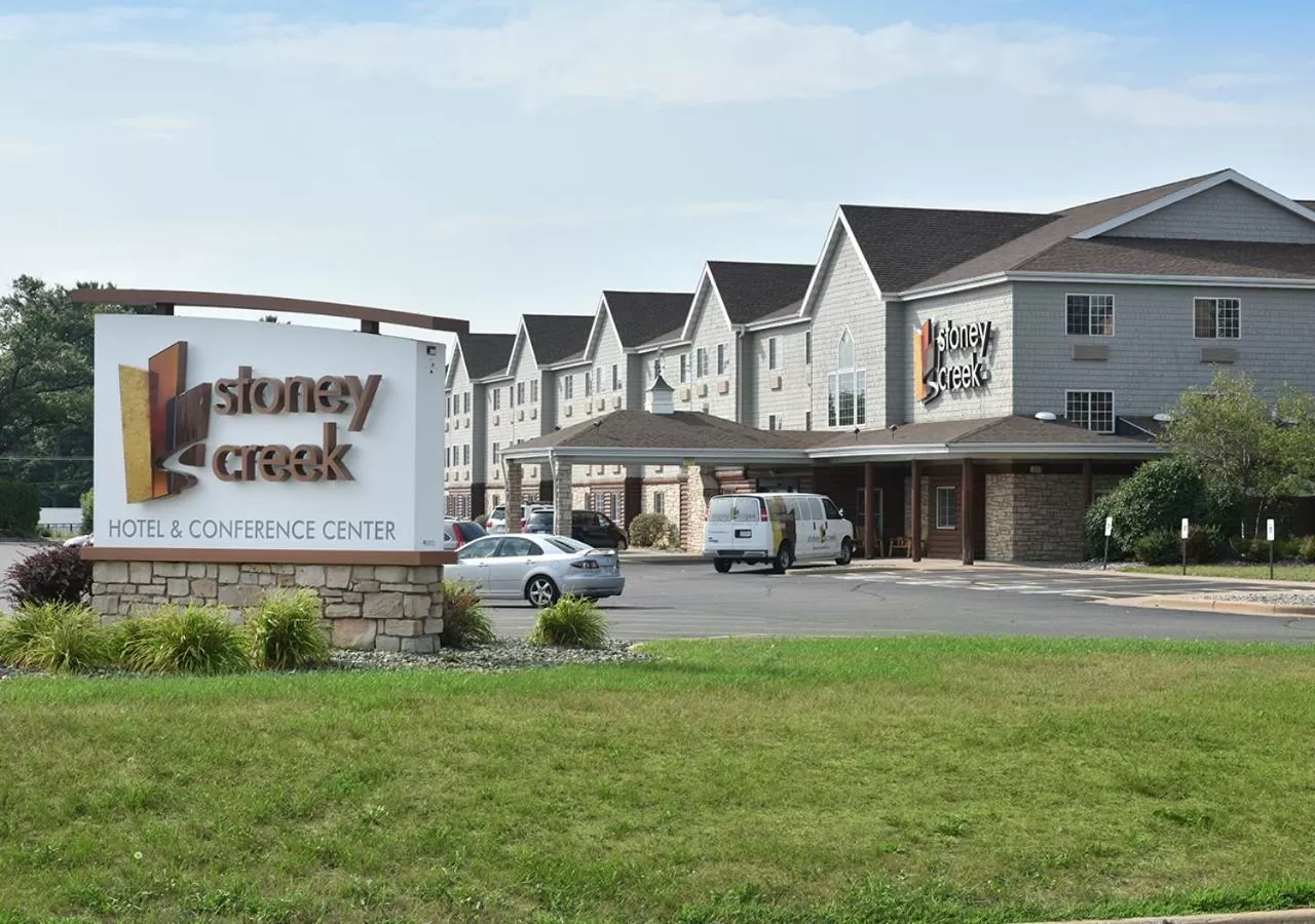 Property building in Cedar Creek Hotel Wausau - Rothschild