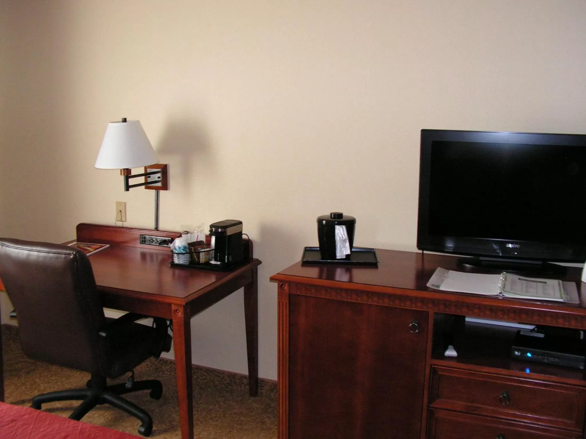 TV and multimedia in Country Inn & Suites by Radisson, Nashville, TN