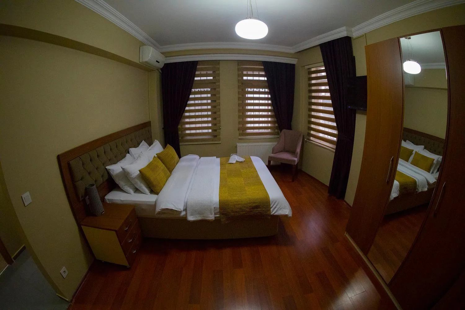 Photo of the whole room, Bed in Ramparts Hotel