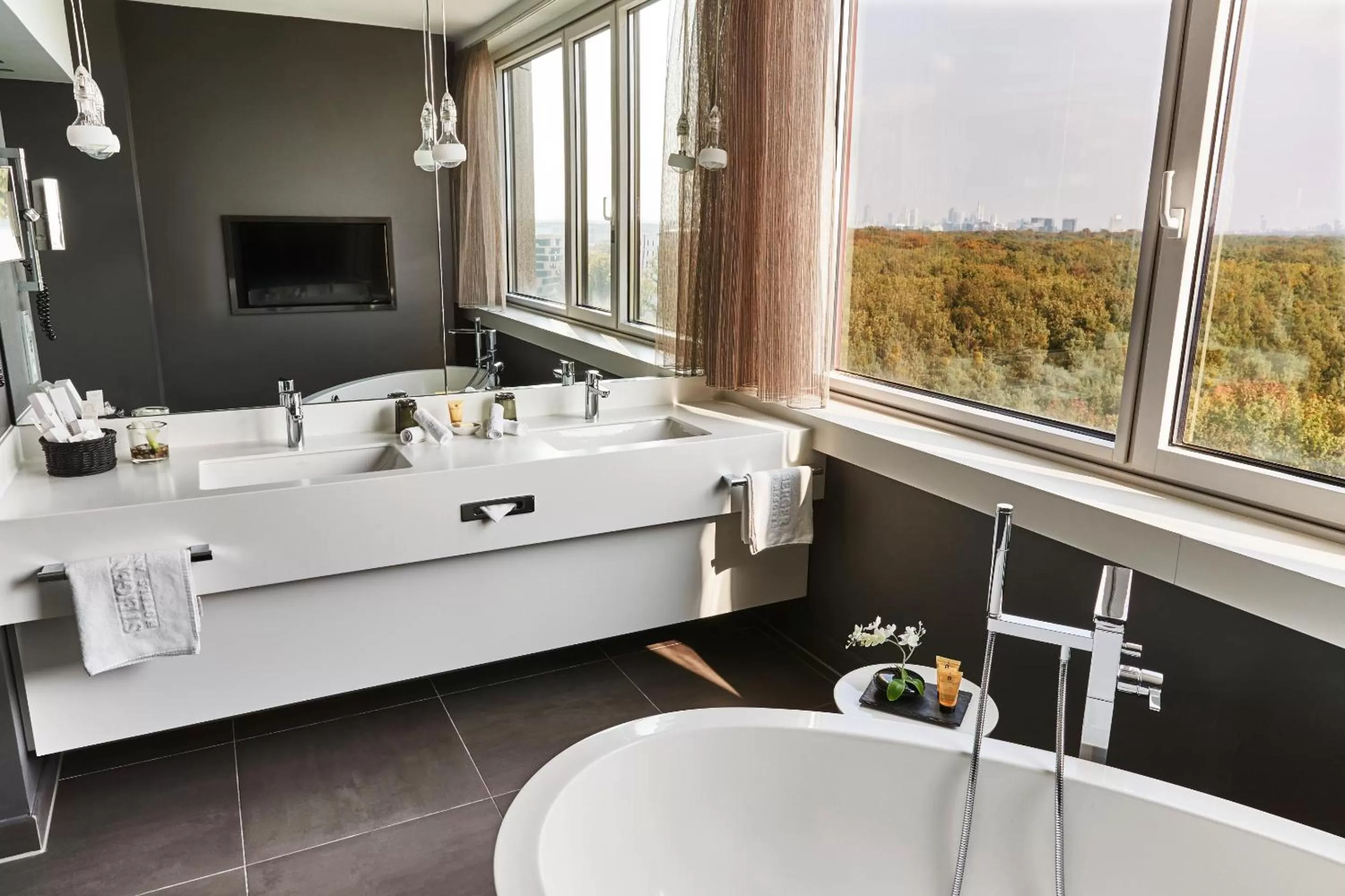 Bathroom in Steigenberger Airport Hotel Frankfurt