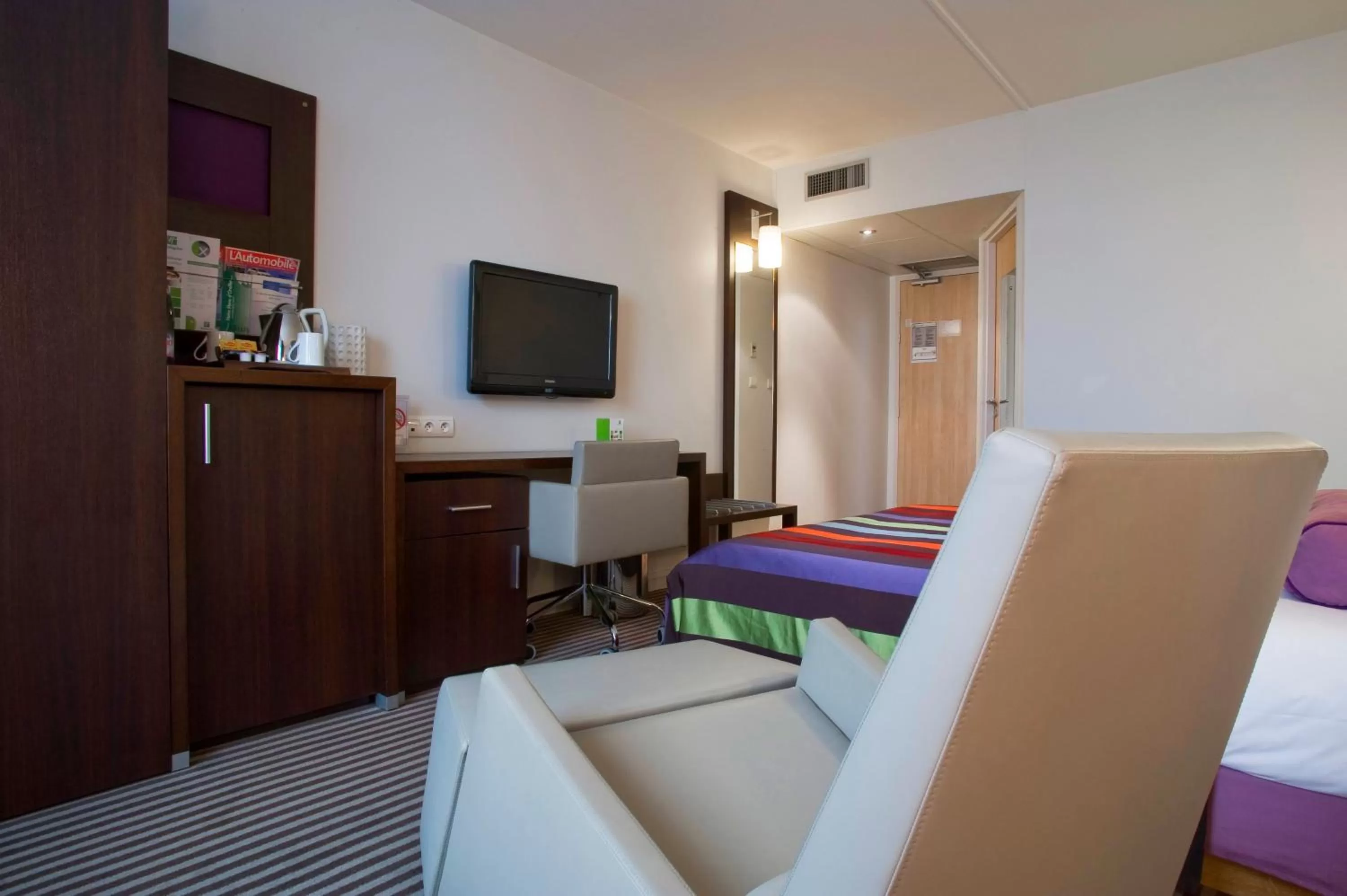 Photo of the whole room, Bed in Holiday Inn Dijon Toison D'or by IHG