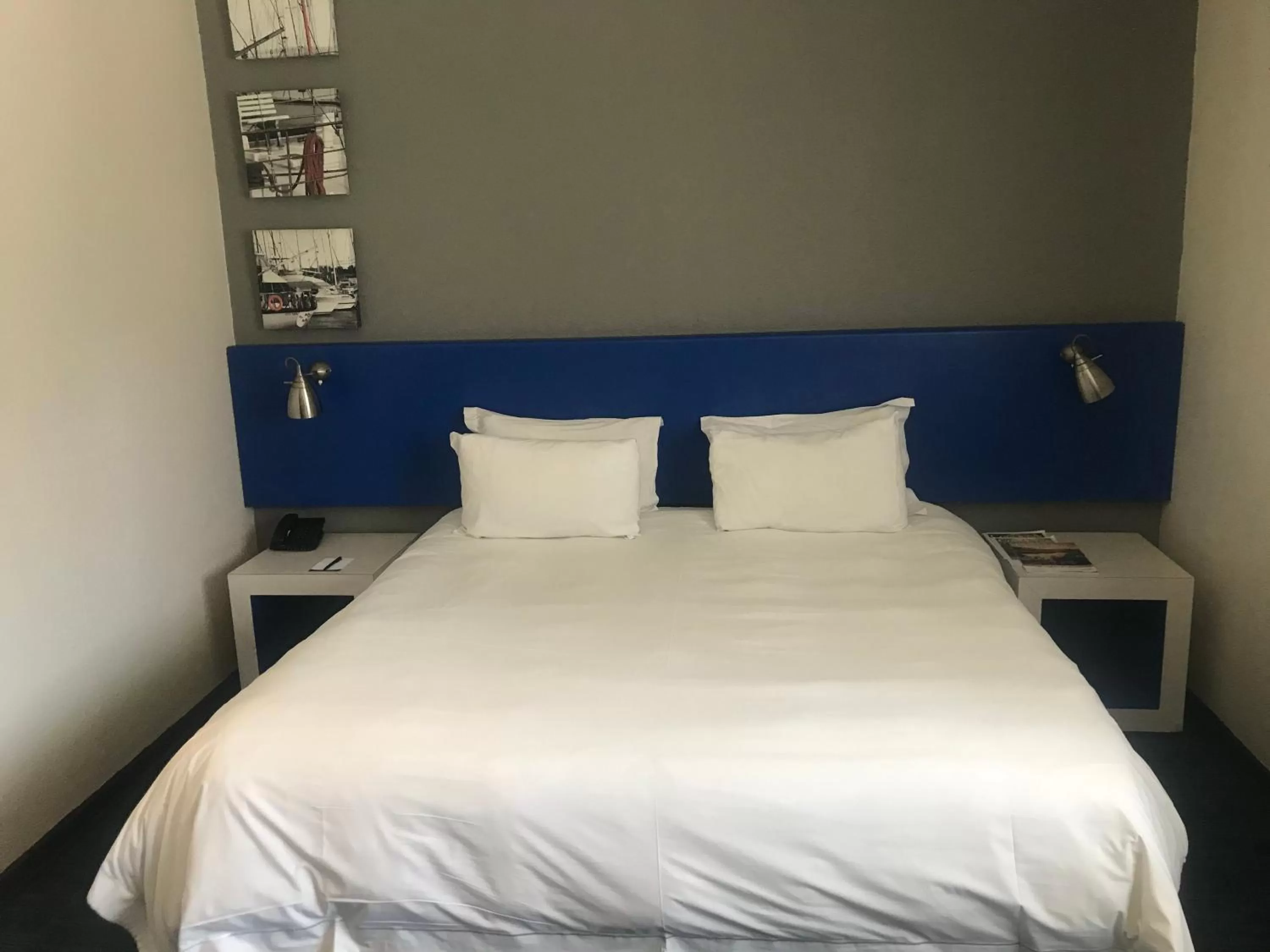 Bed in Premier Splendid Inn Bayshore