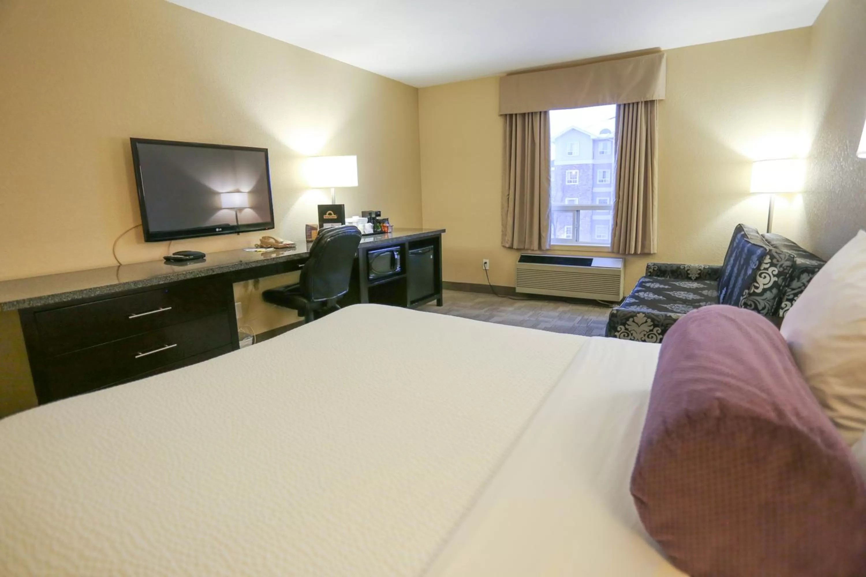 Bedroom, Bed in Days Inn by Wyndham Calgary Airport