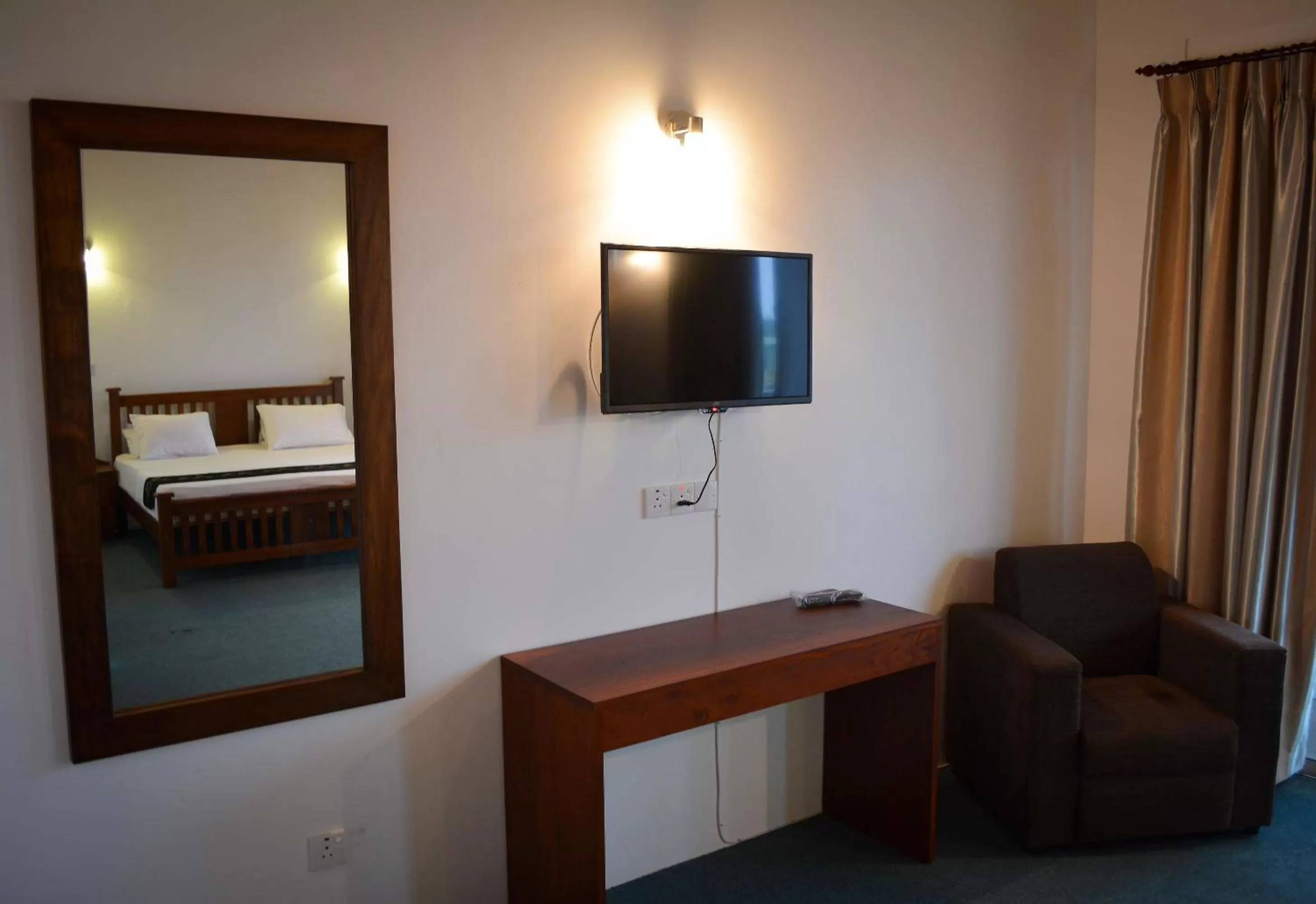 Seating area, TV/Entertainment Center in West Inn Colombo