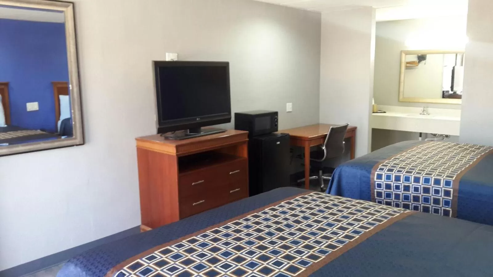 TV and multimedia, TV/Entertainment Center in Paris Inn and Suites