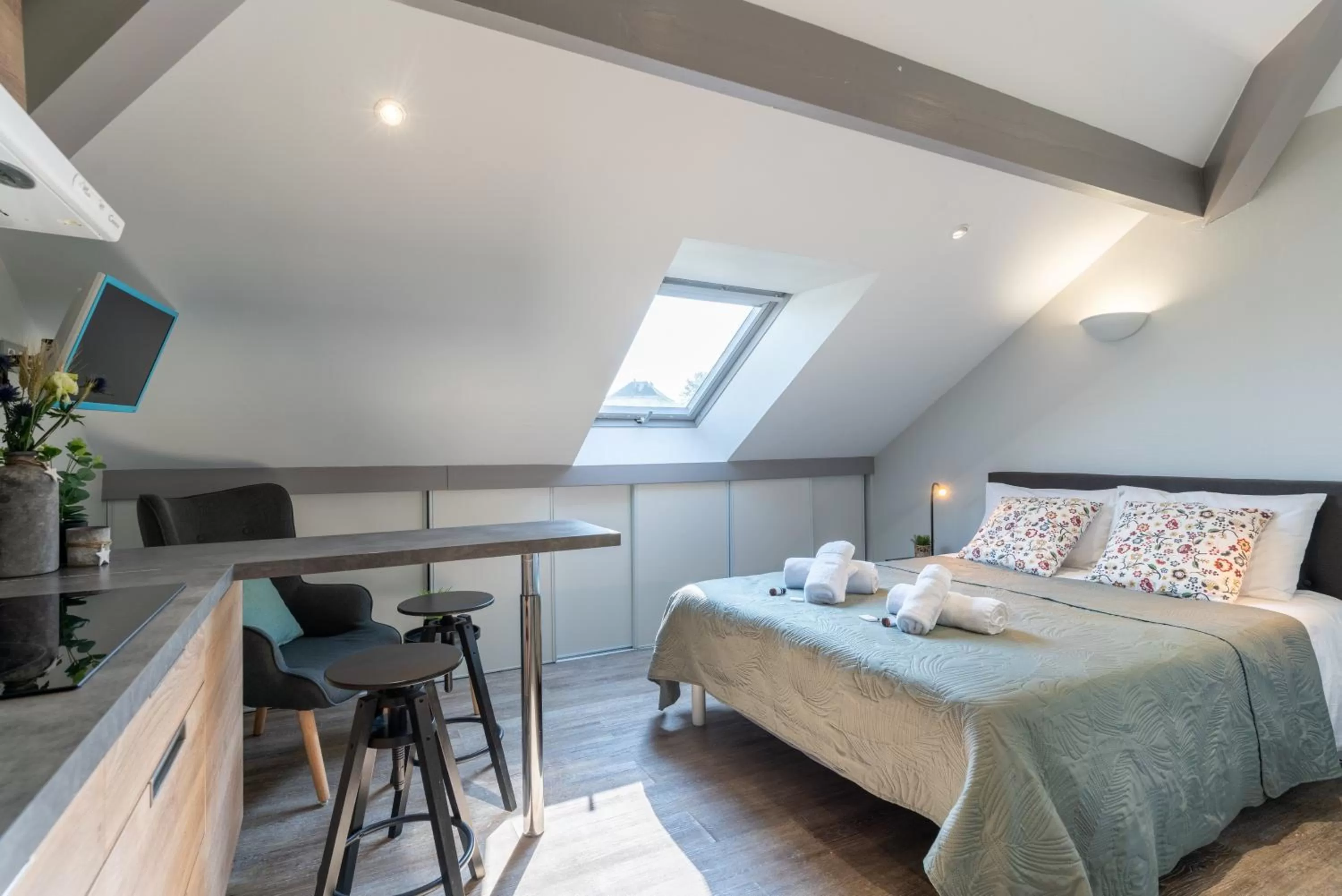 Photo of the whole room, Bed in Residence Croma