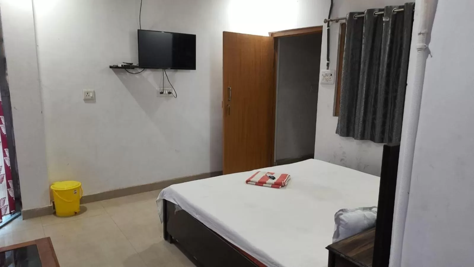 Bed in STAYMAKER Hotel Raj Ganga