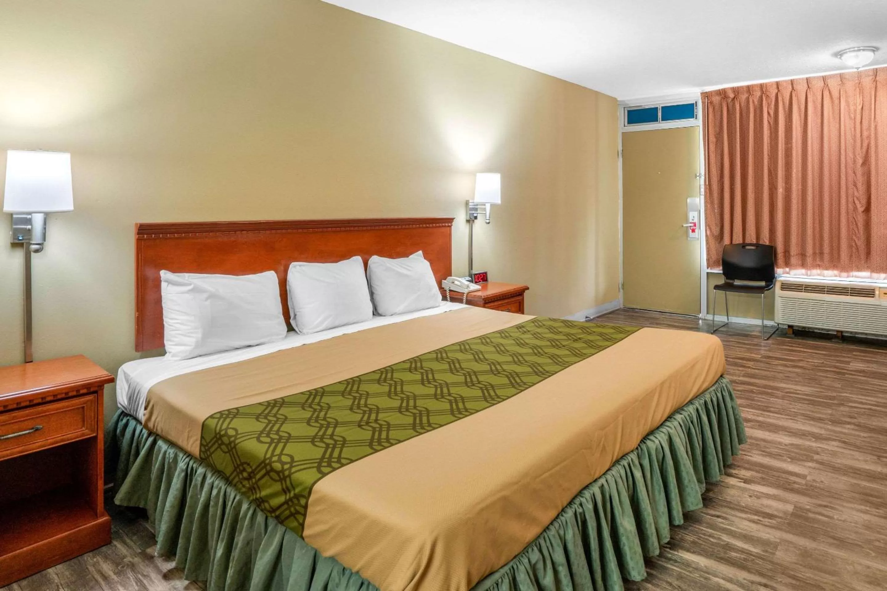 Photo of the whole room, Bed in Econo Lodge near Missouri University of Science and Technology