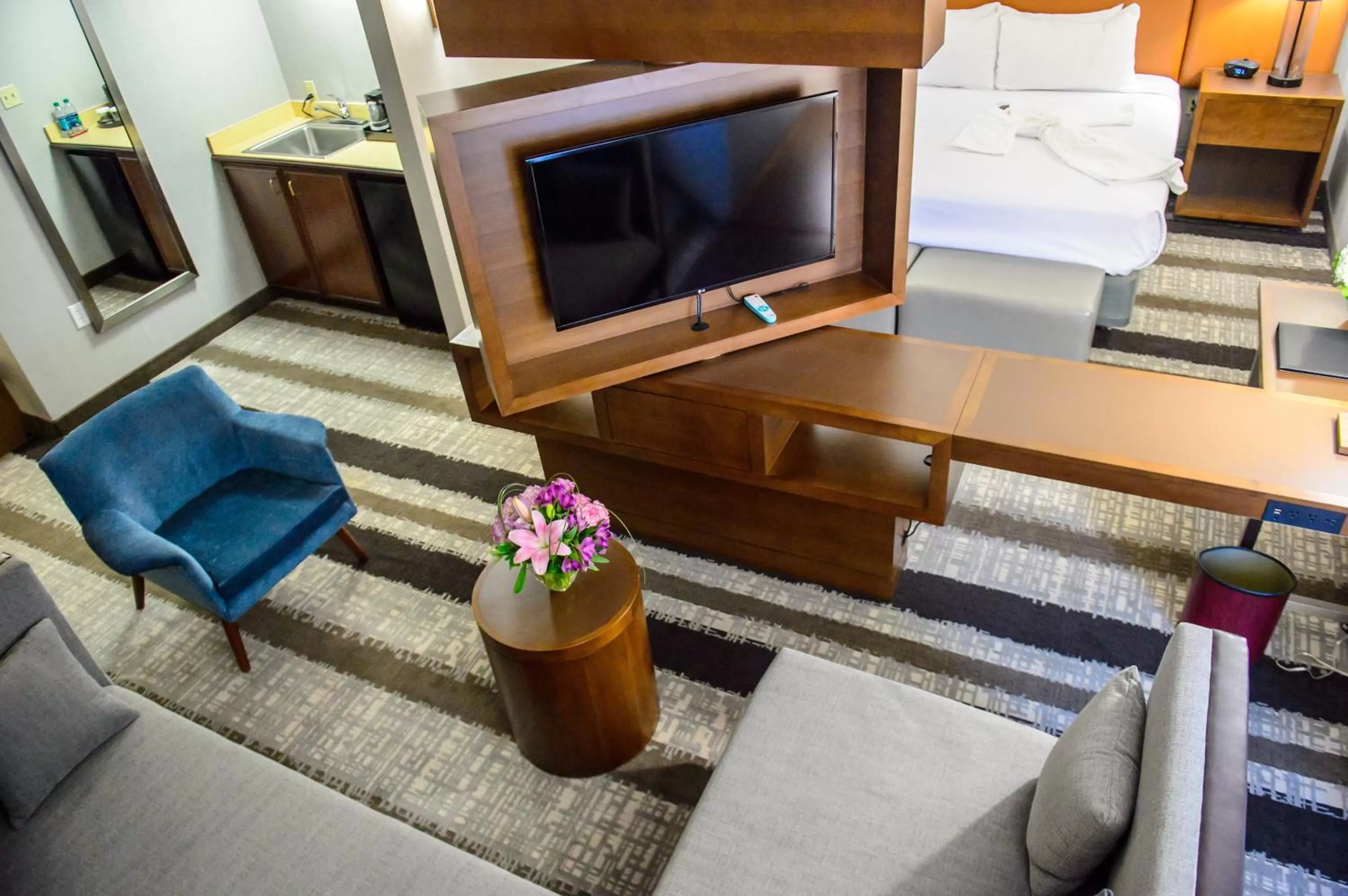 Photo of the whole room in Crowne Plaza Dulles Airport by IHG