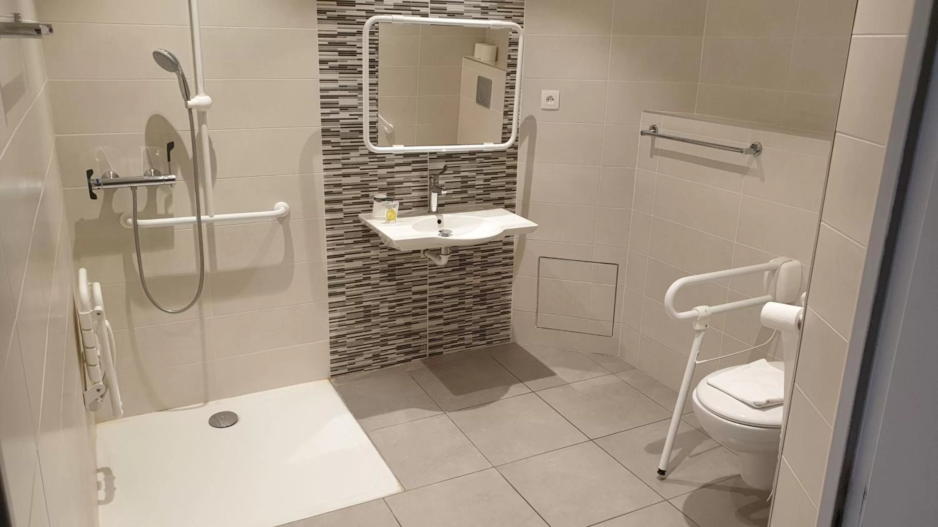 Bathroom in Hôtellerie Saint Yves