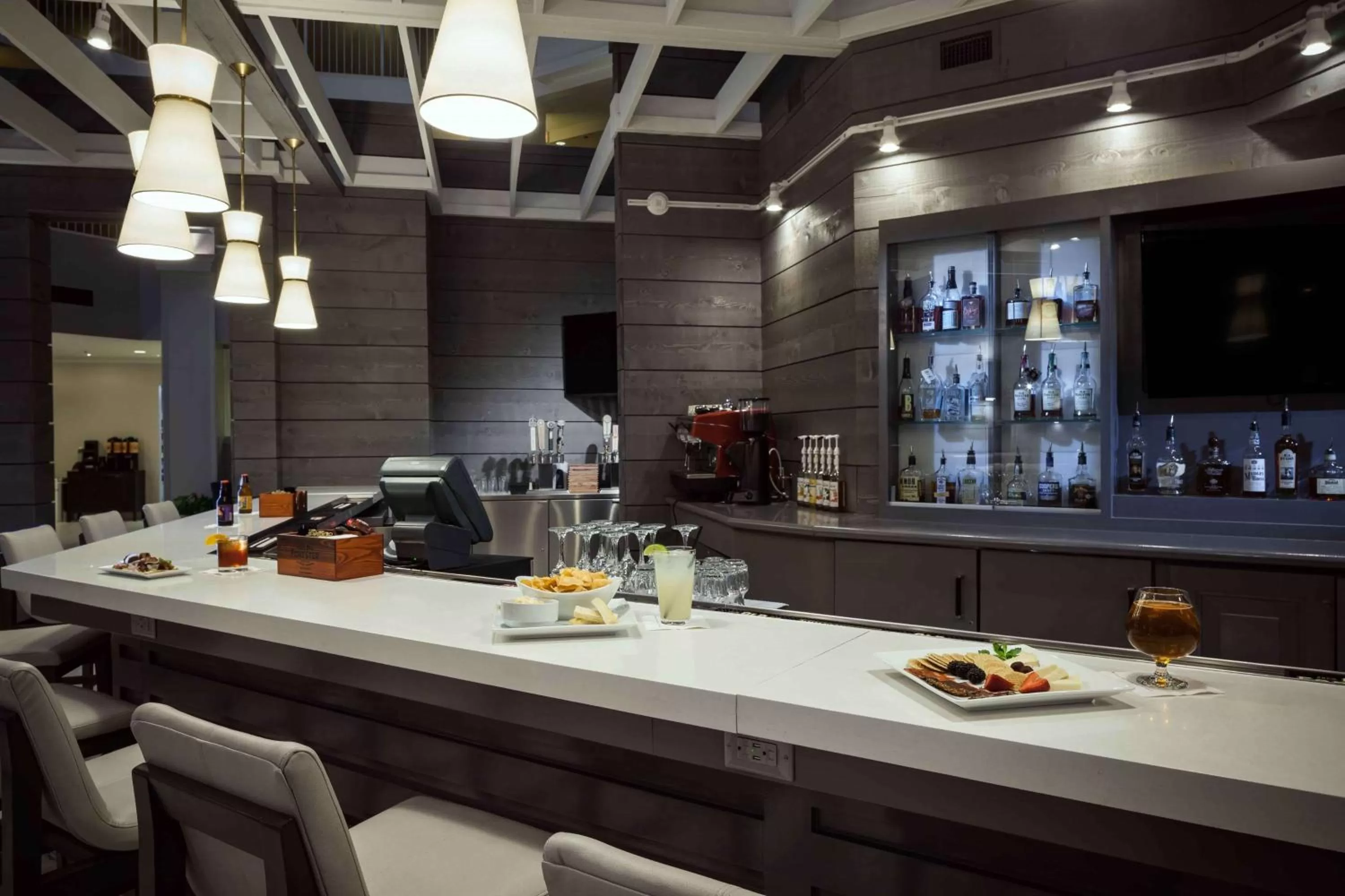 Restaurant/places to eat in Hilton Suites Brentwood