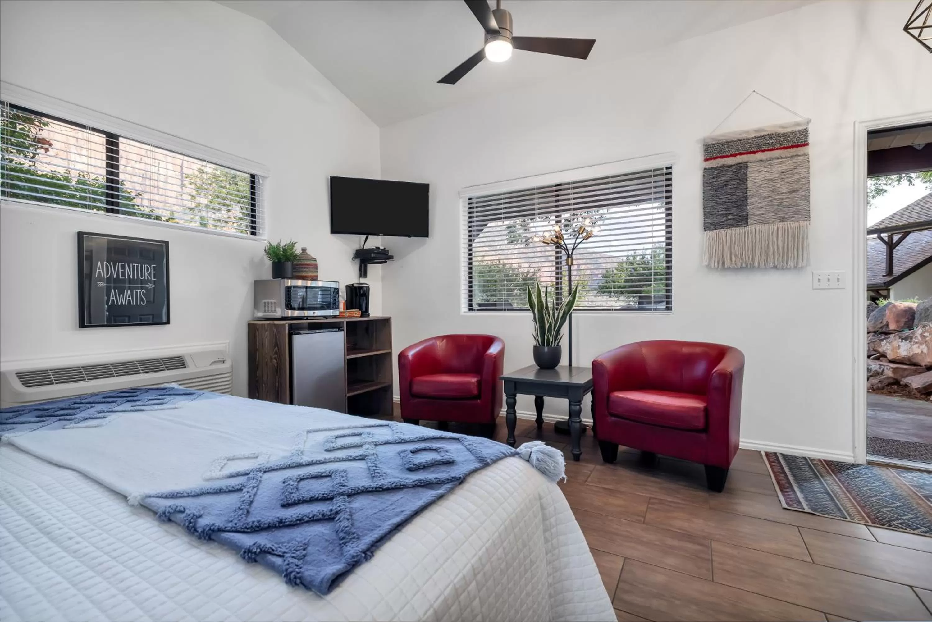 Photo of the whole room, Bed in Red Rock Inn Cottages