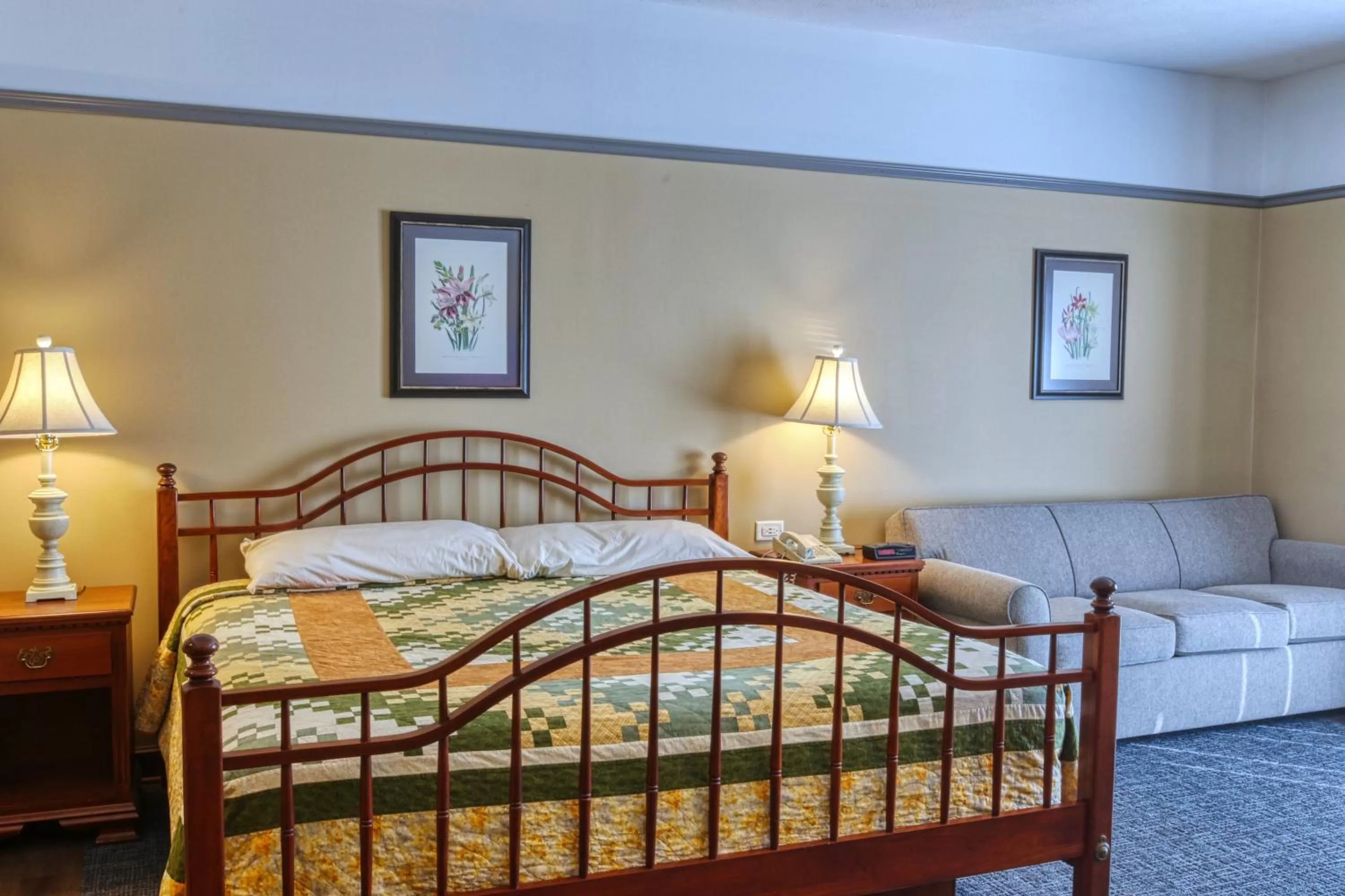 Bed in Carlisle Inn Walnut Creek