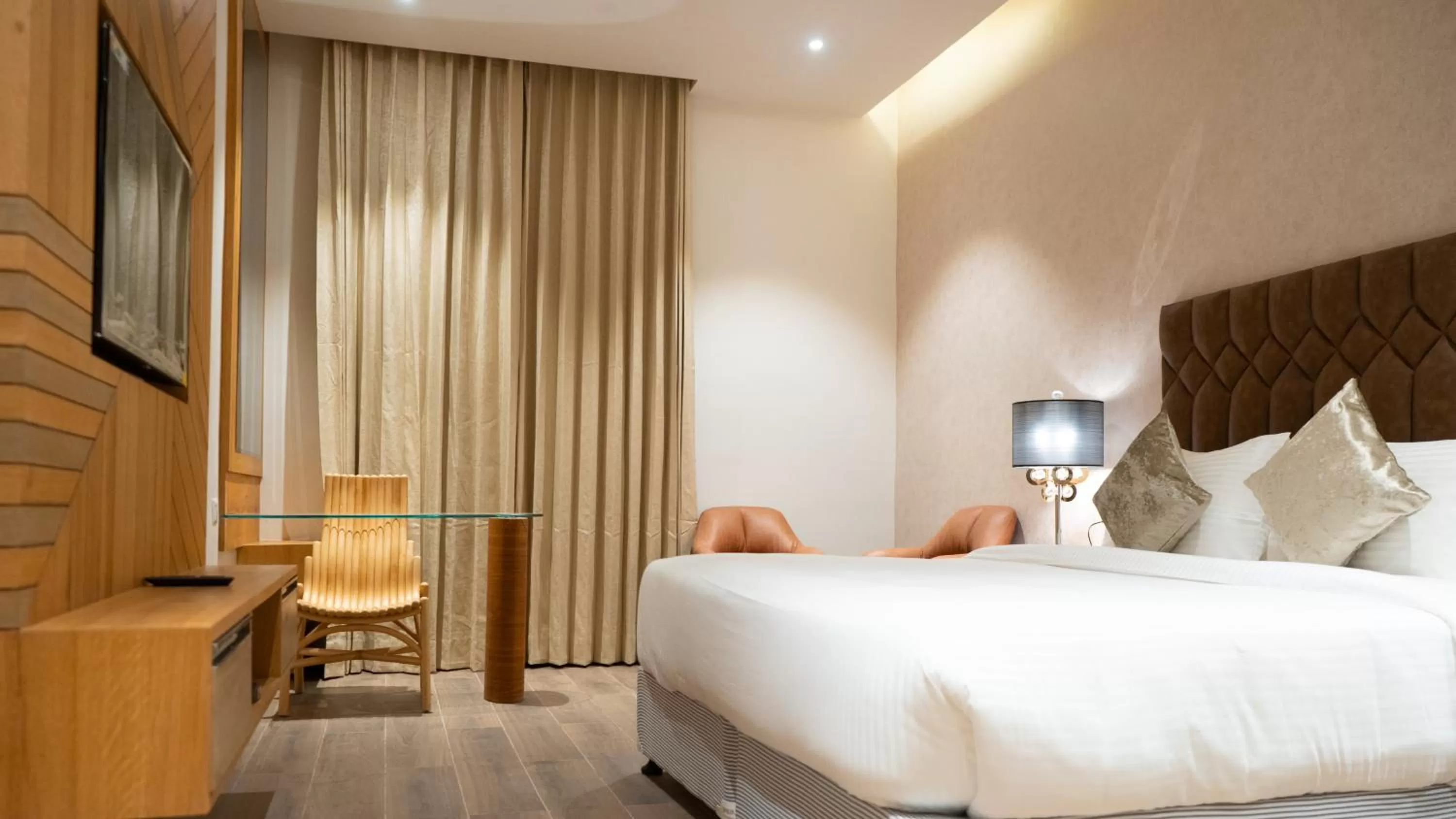 Bed in Clarks Inn Suites Kangra