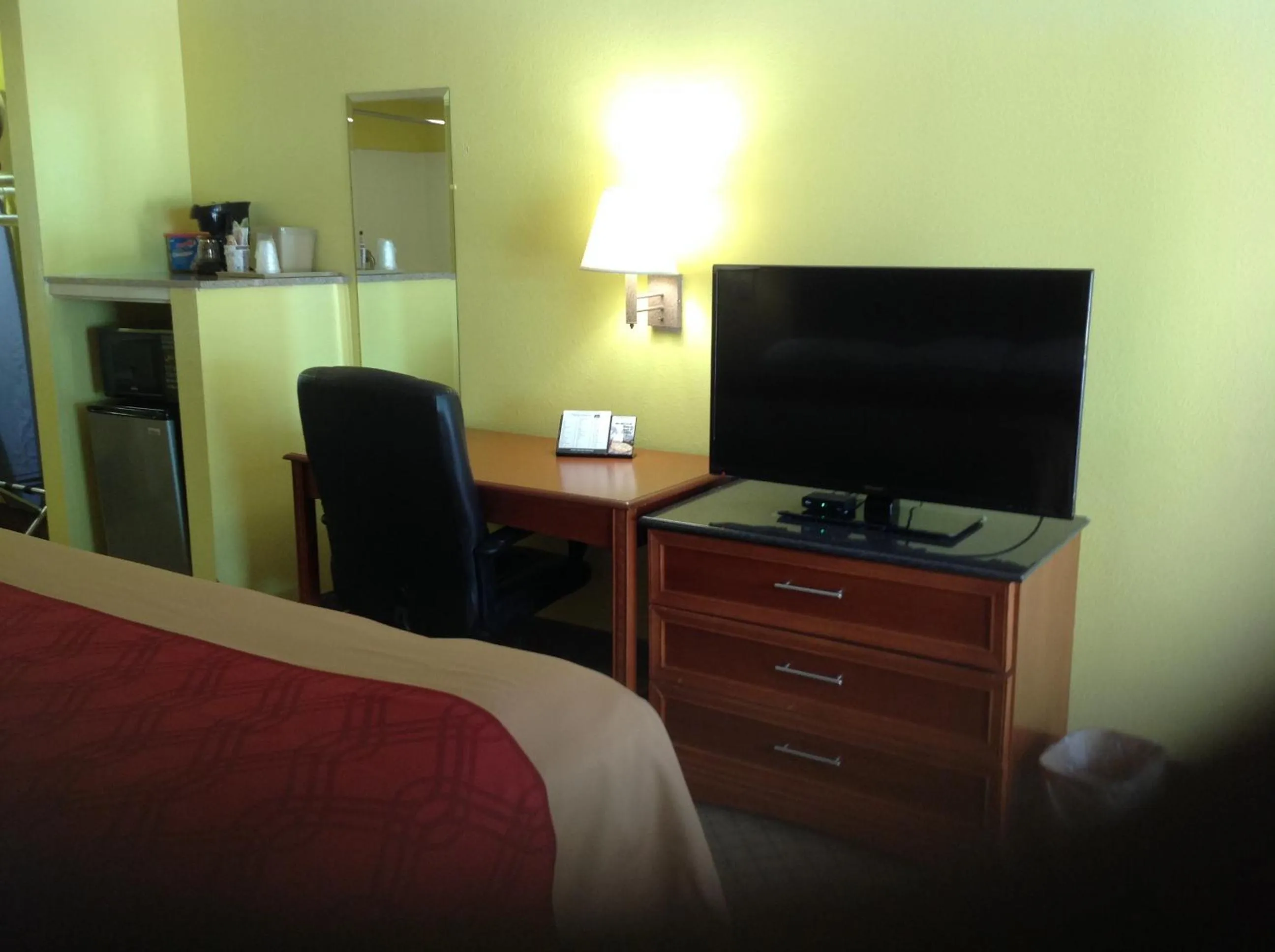 King Room - Non-Smoking in Econo Lodge Picayune