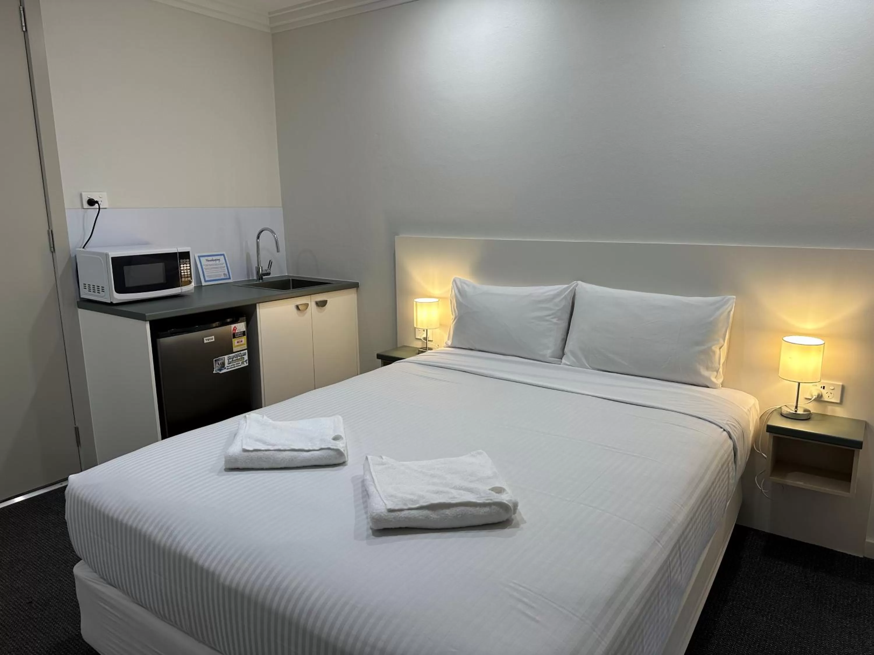 Photo of the whole room, Bed in Golf View Motel