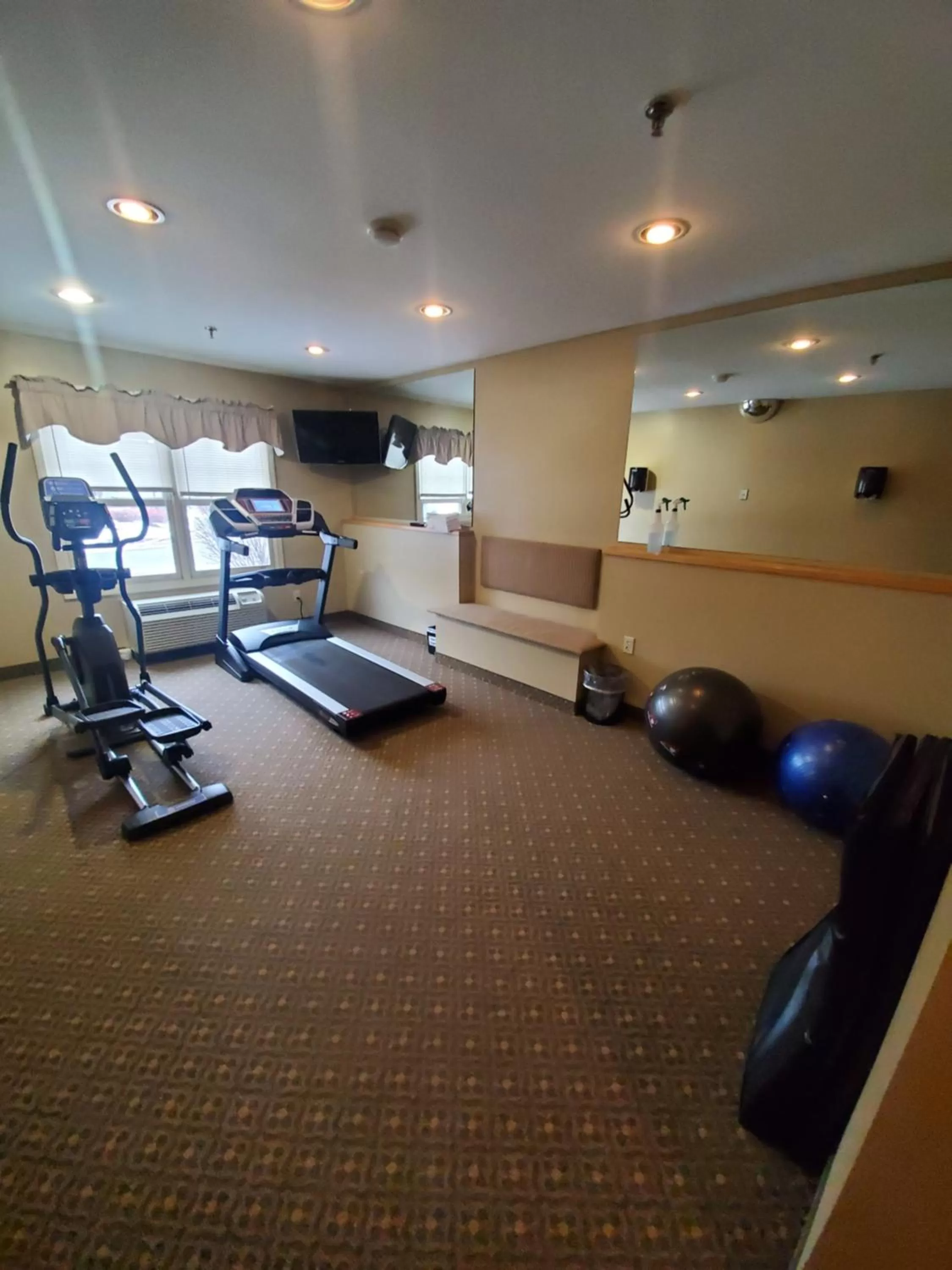 Fitness centre/facilities in Country Inn at the Mall