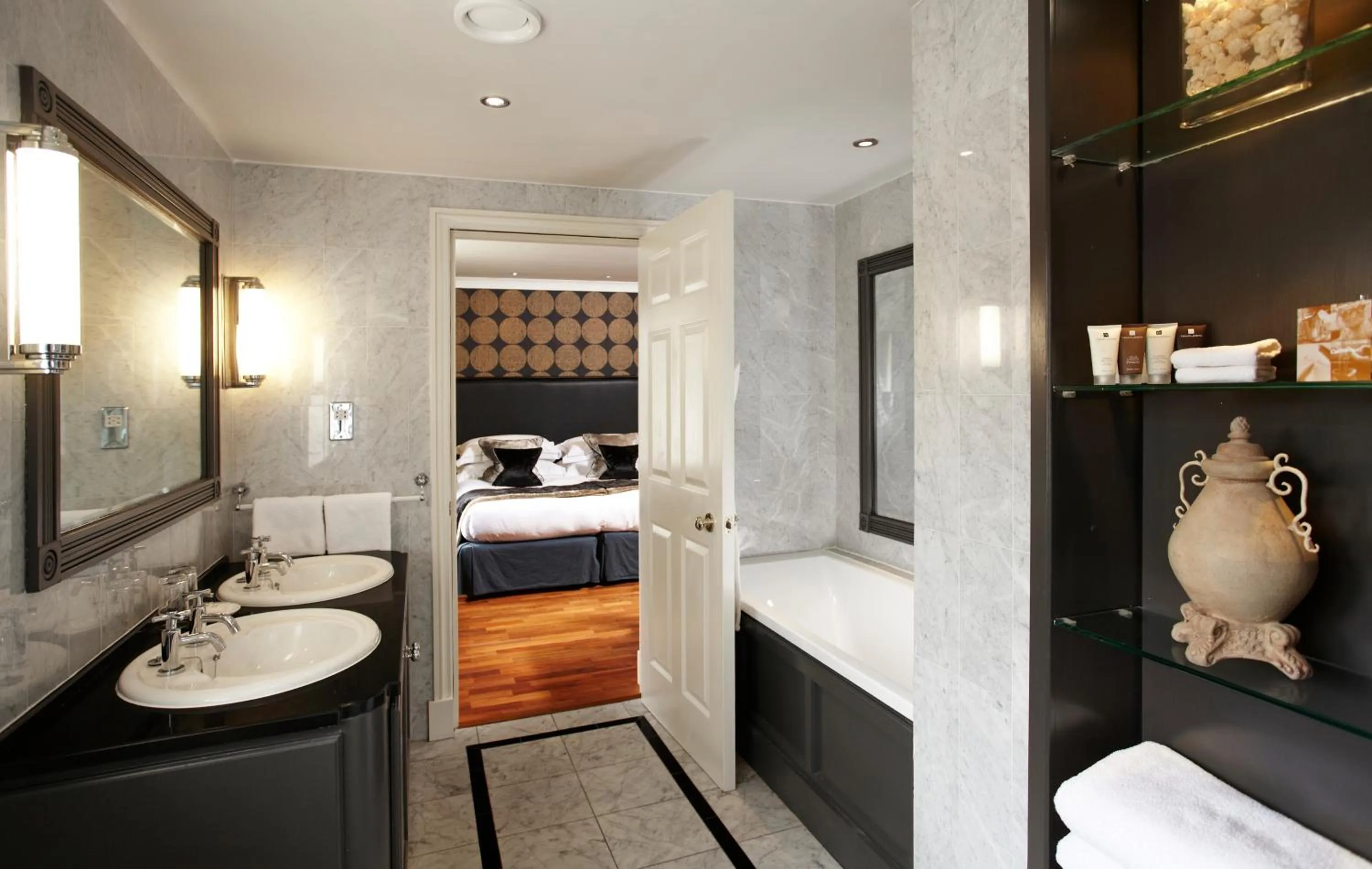 Bathroom, Bed in Rowhill Grange Hotel & Utopia Spa