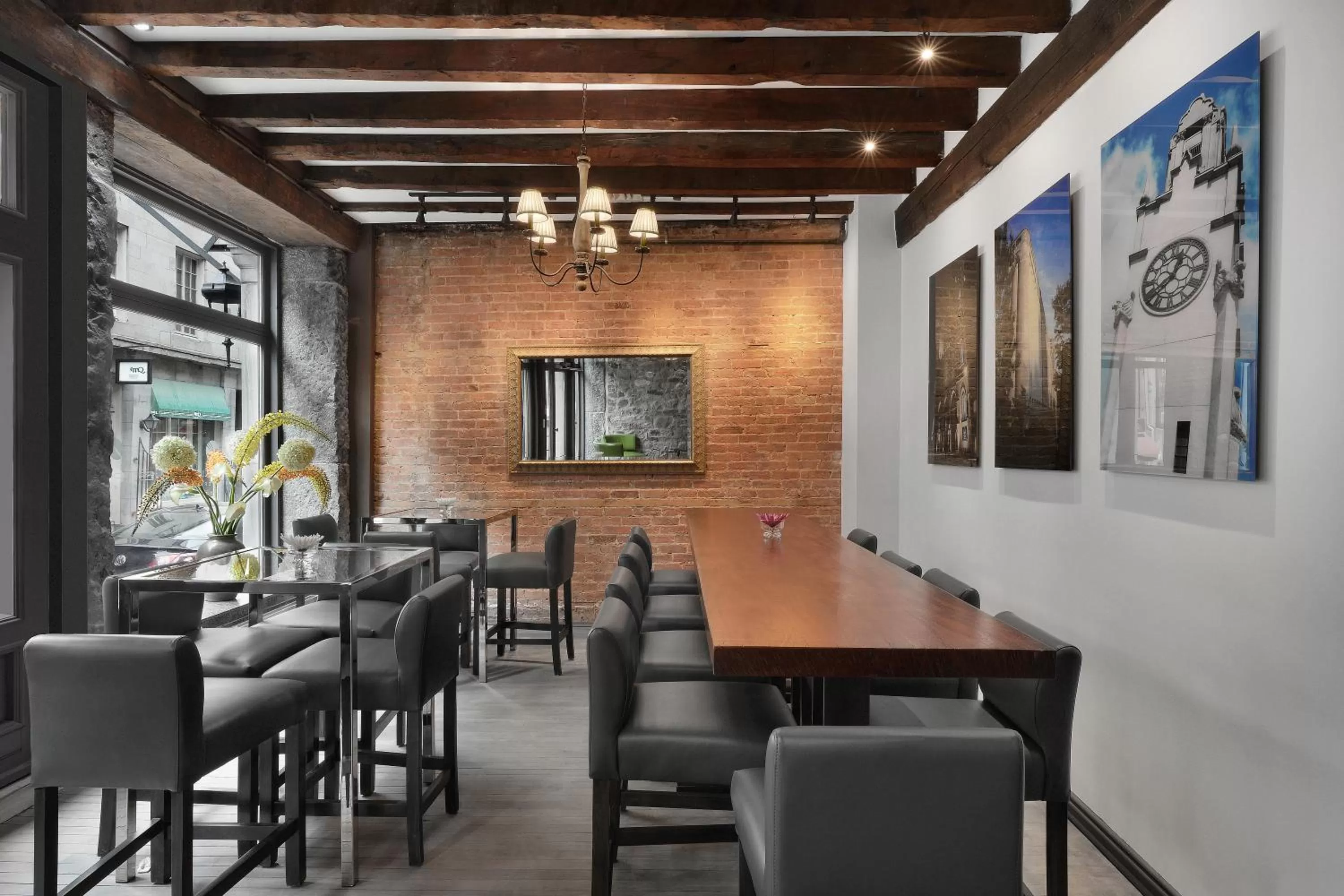 Lounge or bar in Hotel Épik Montréal