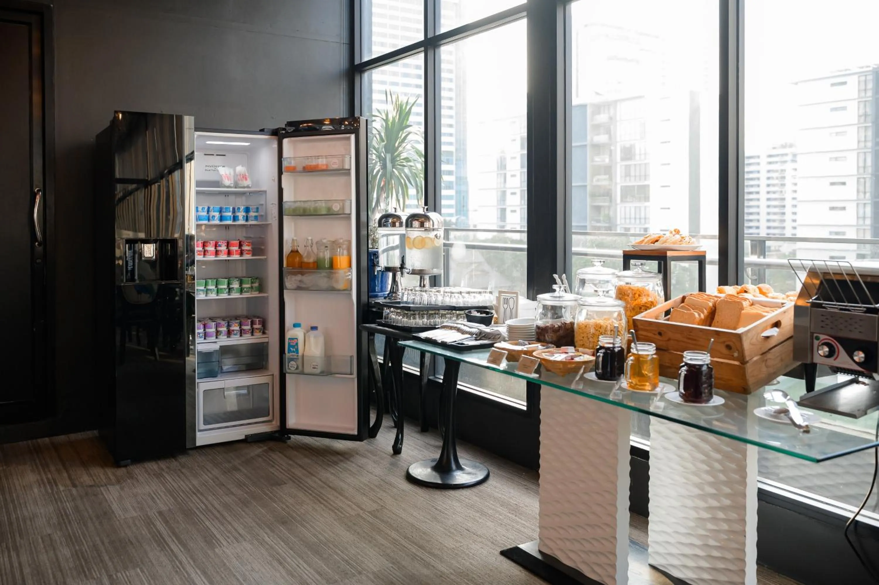 Restaurant/places to eat in Hotel Clover Asoke - SHA Extra Plus