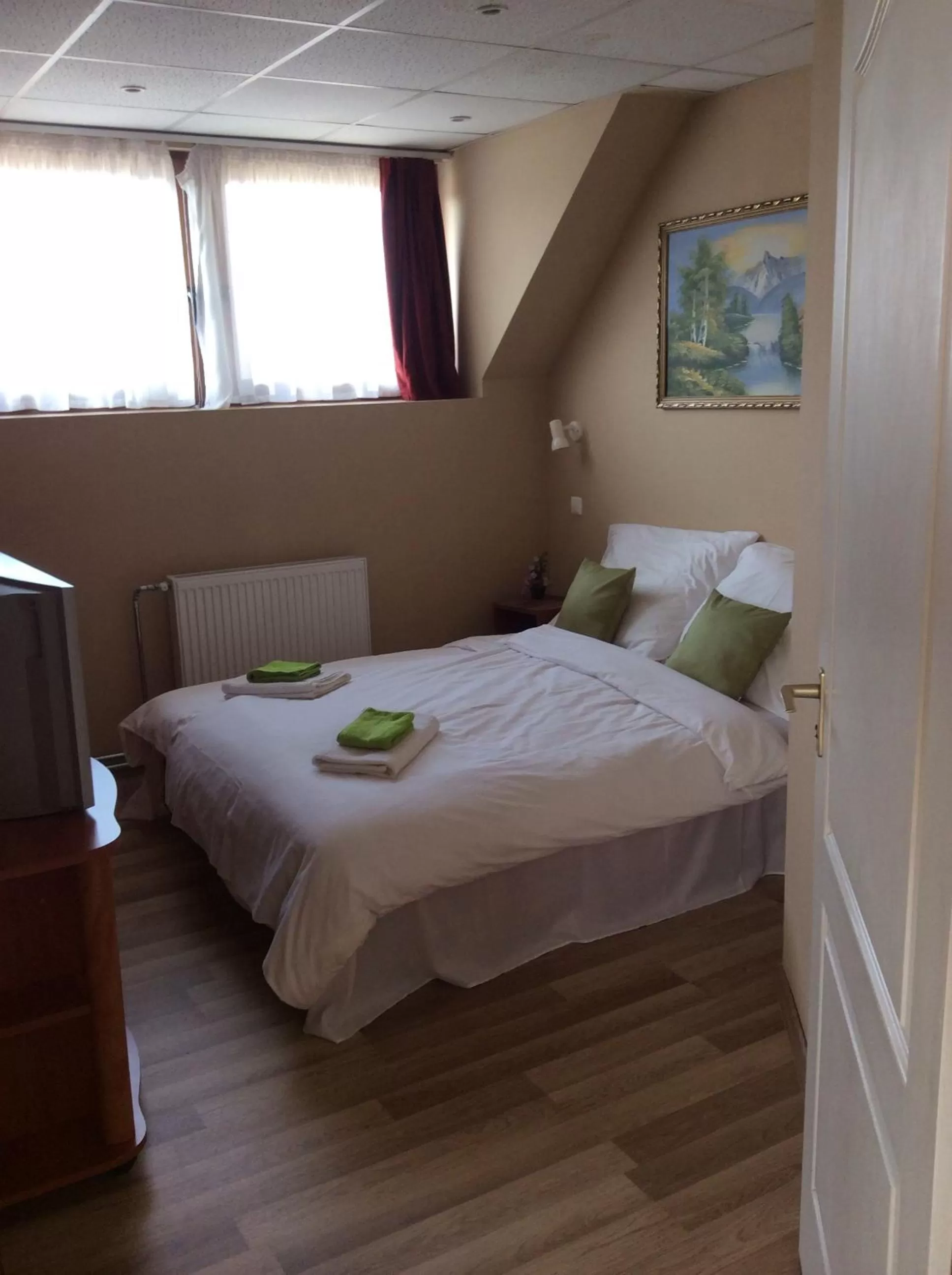 Bedroom, Bed in Abszolút Hotel és Panzió