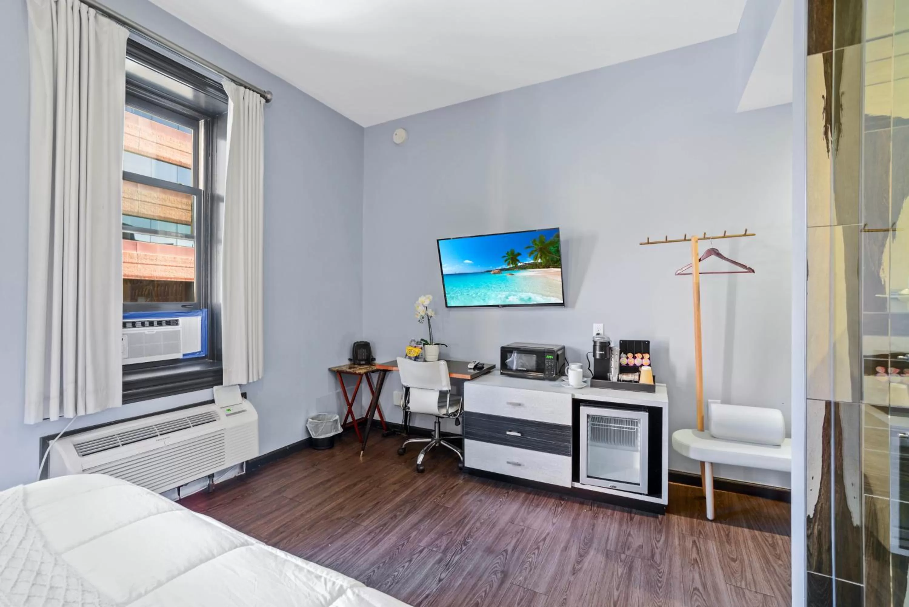 Photo of the whole room, Bed in Good Hotels Downtown Denver