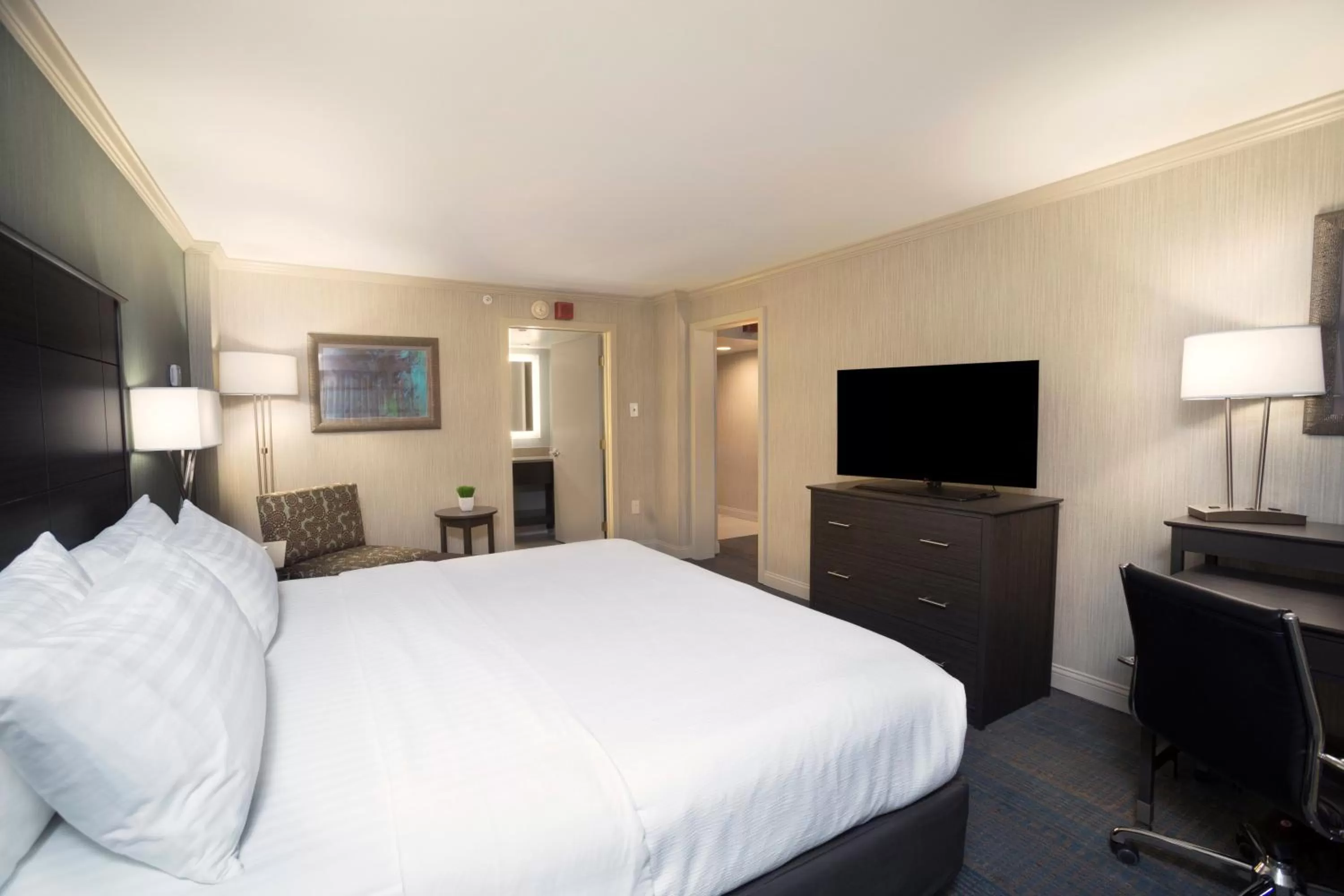 Photo of the whole room, Bed in Holiday Inn Columbus Dwtn-Capitol Square by IHG