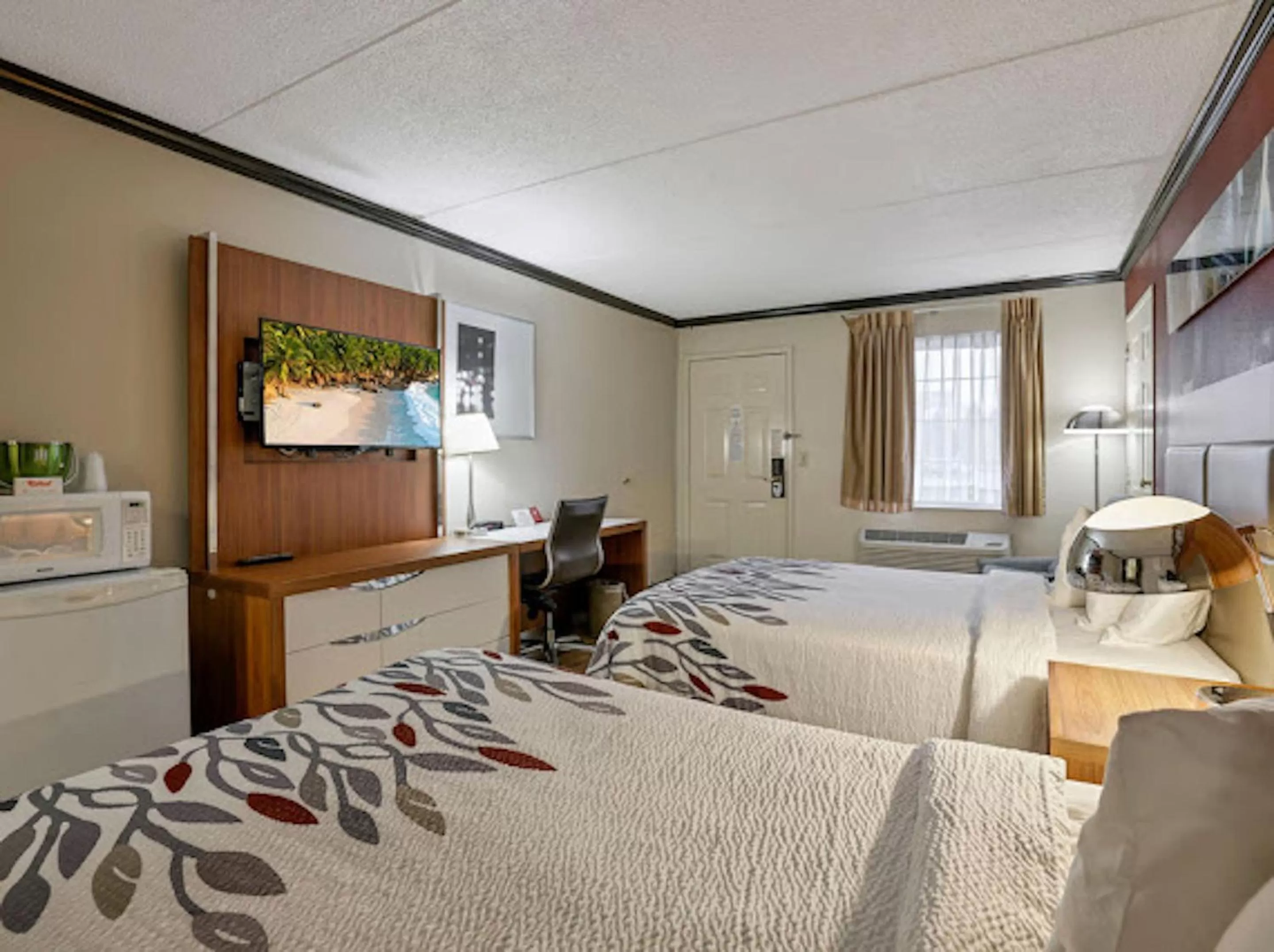 Photo of the whole room, Bed in Red Roof Inn Uhrichsville