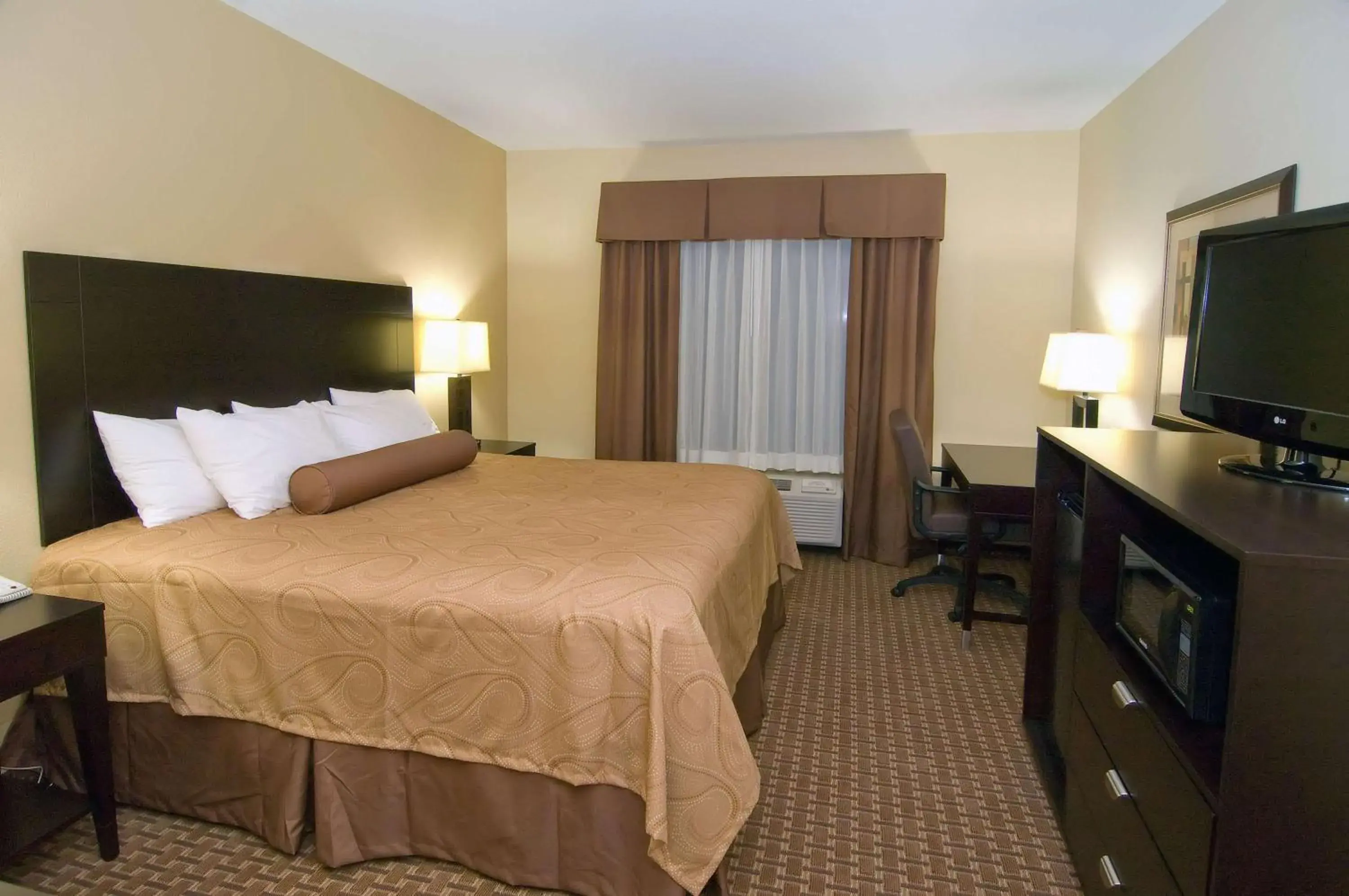 King Room with Roll-In Shower - Mobility Access/Non-Smoking in Best Western Bastrop Pines Inn King Room with Roll-In Shower - Mobility Access/Non-Smoking in Best Western Bastrop Pines Inn