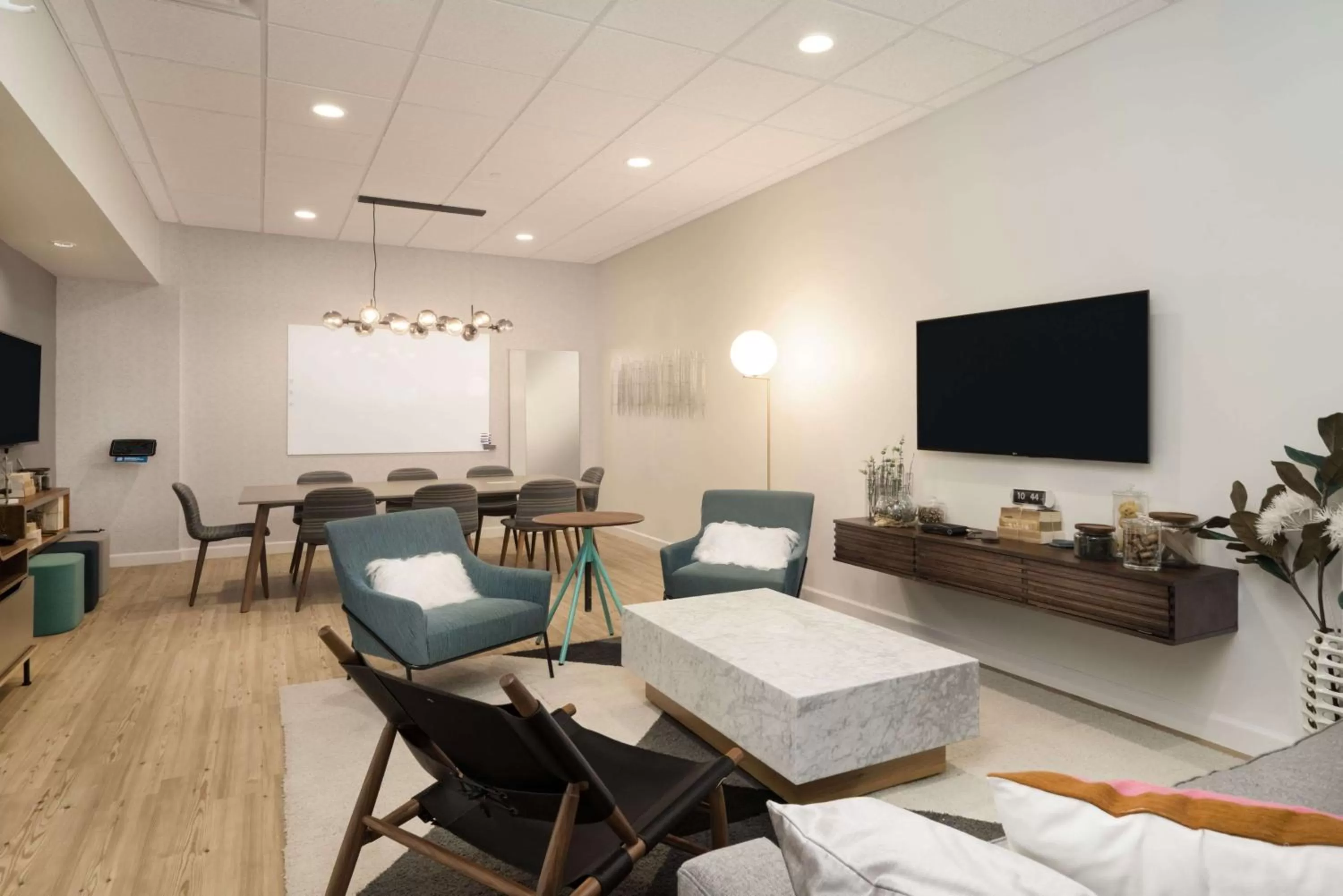 Lobby or reception in Sonesta Milwaukee West Wauwatosa