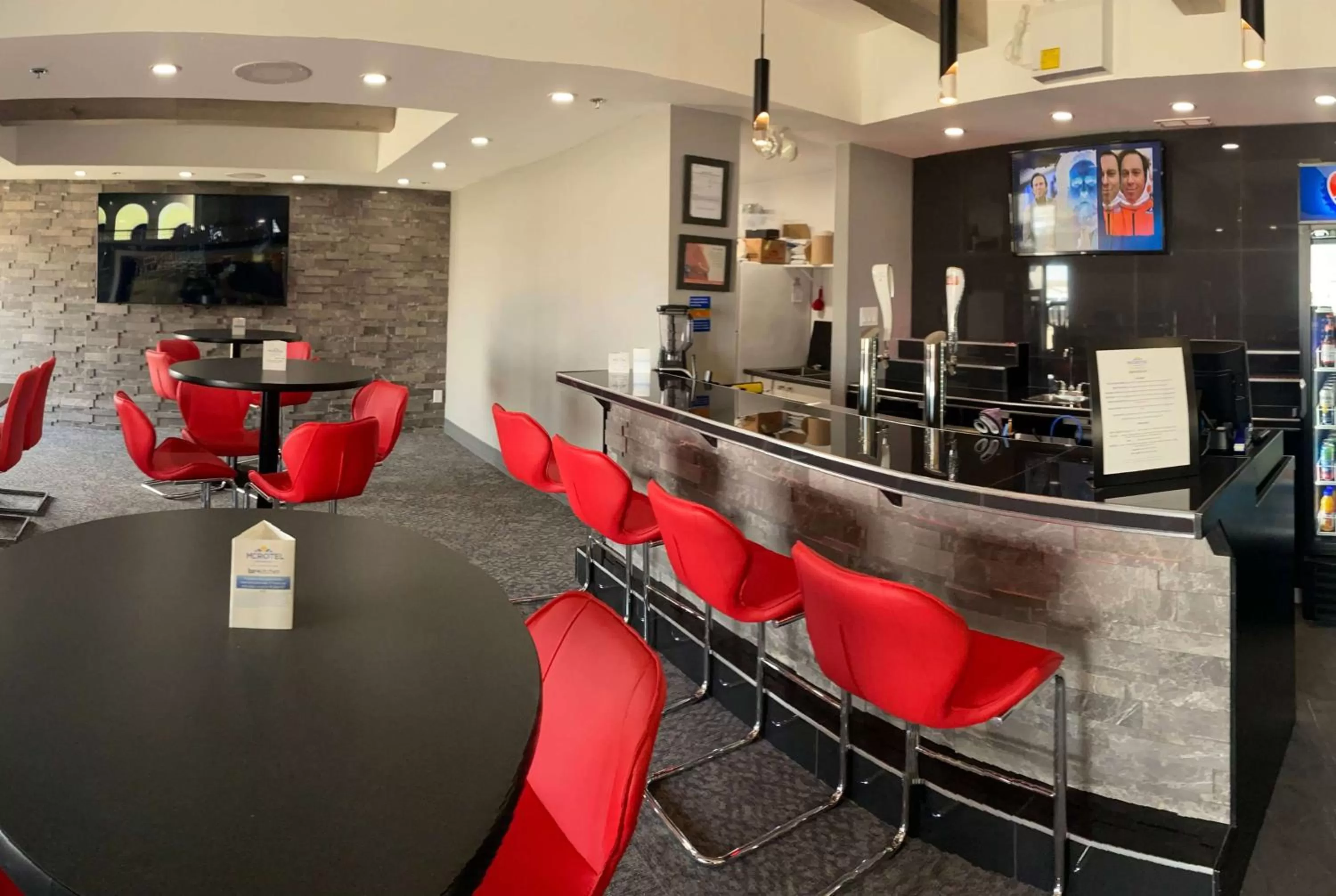 Lounge or bar in Microtel Inn & Suites by Wyndham - Timmins