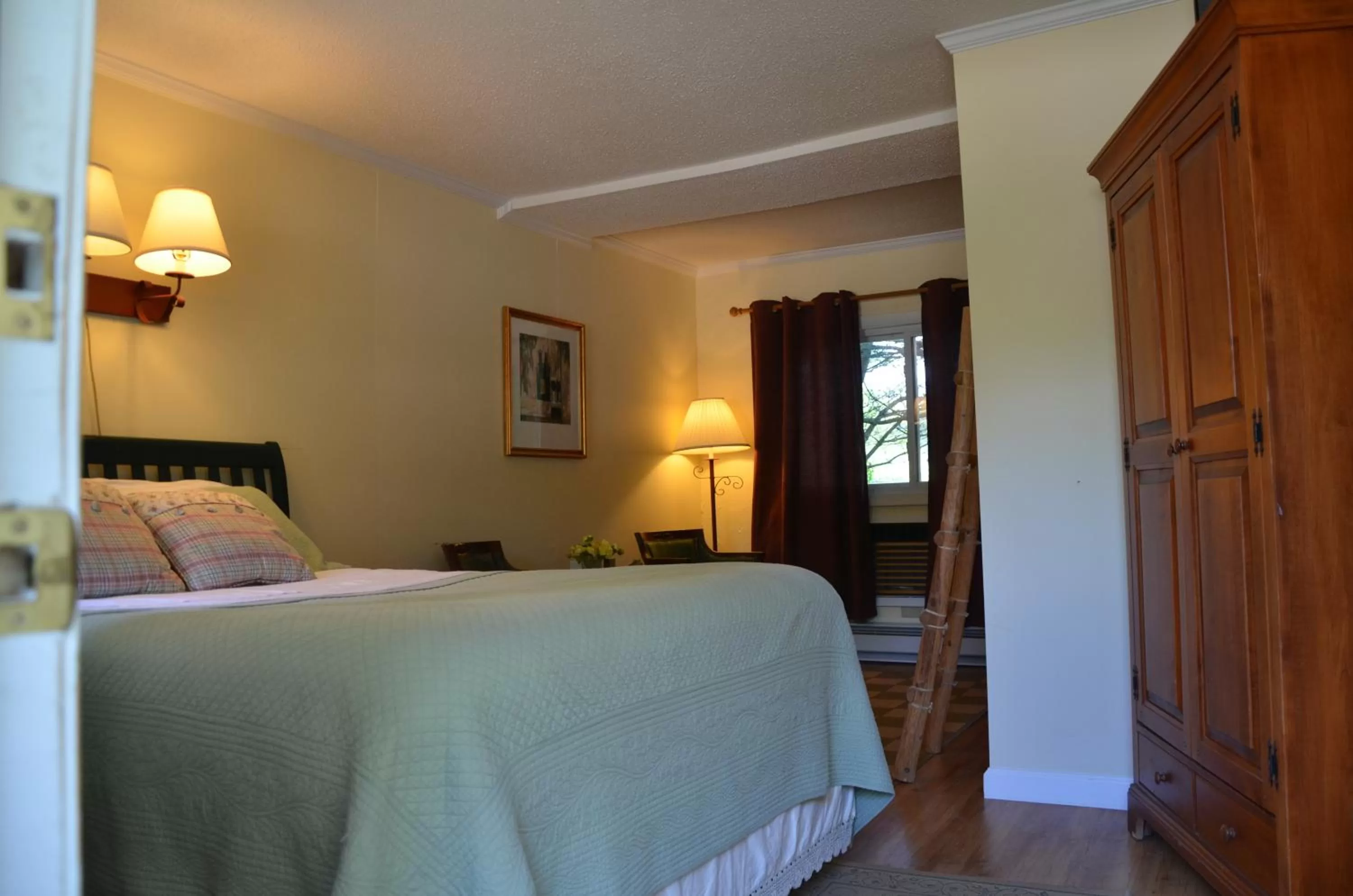 Day, Bed in Cornwall Inn