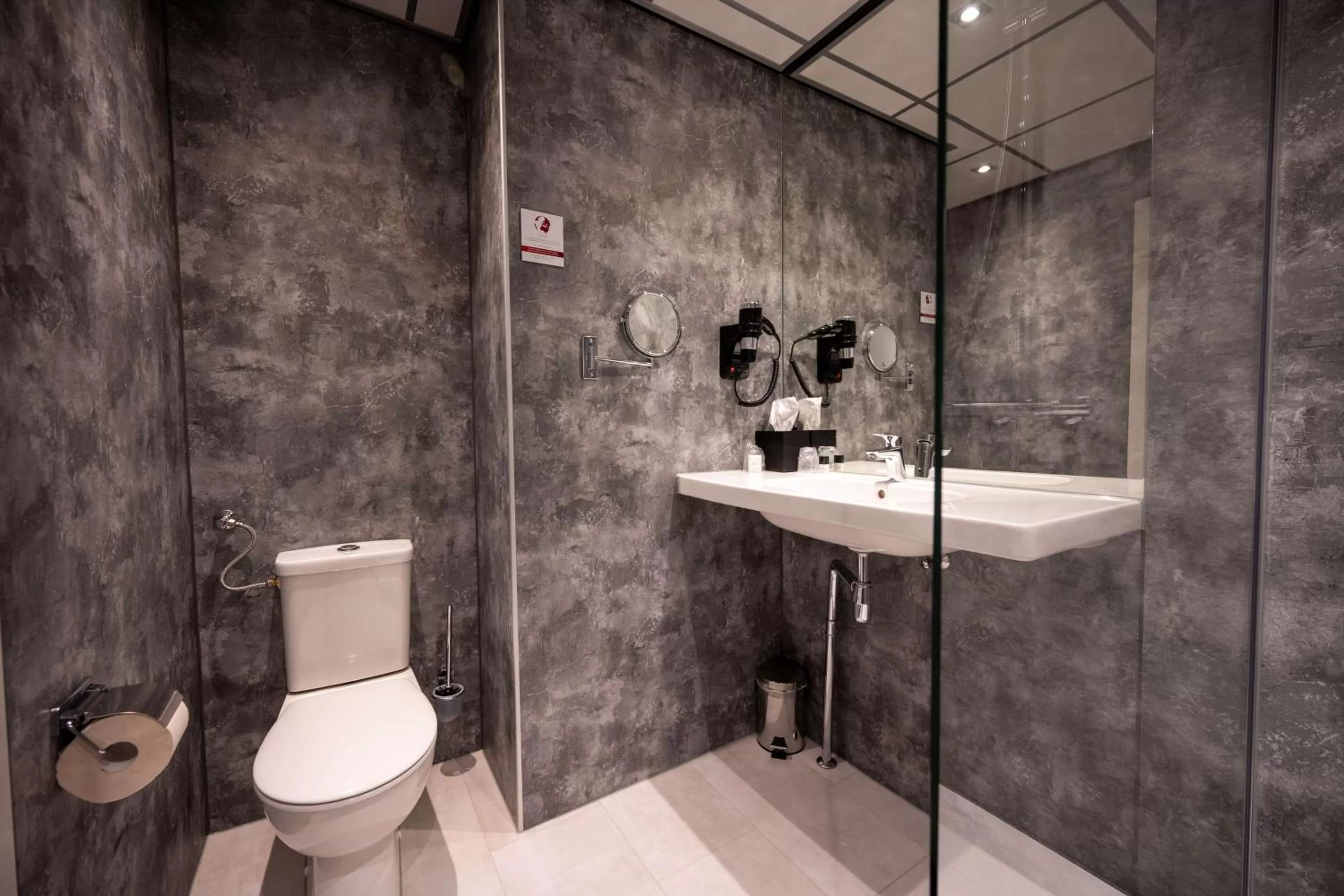 Toilet in Flonk Hotel Groningen Zuid, BW Signature Collection