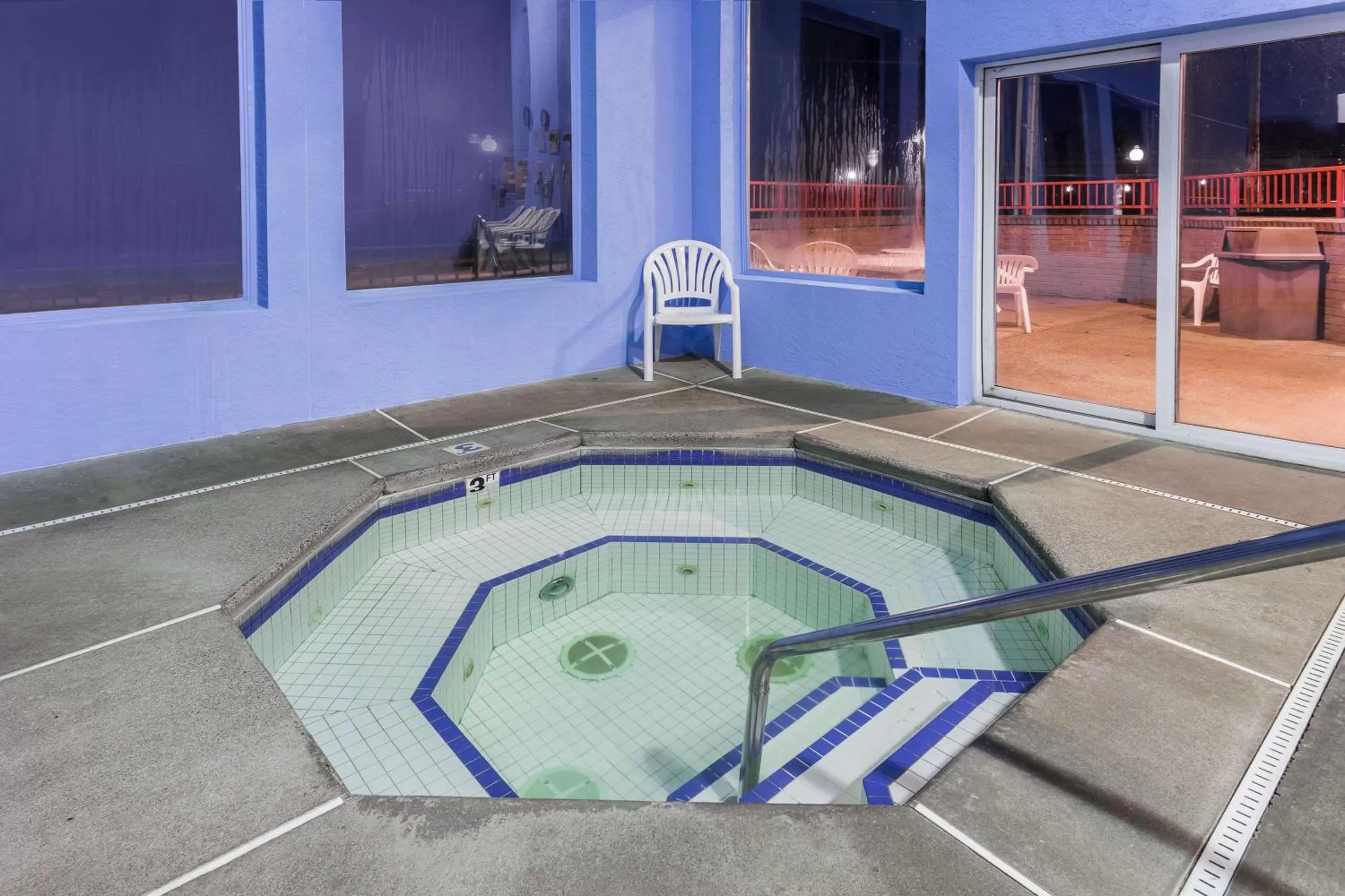 Hot Tub in Super 8 by Wyndham Corvallis