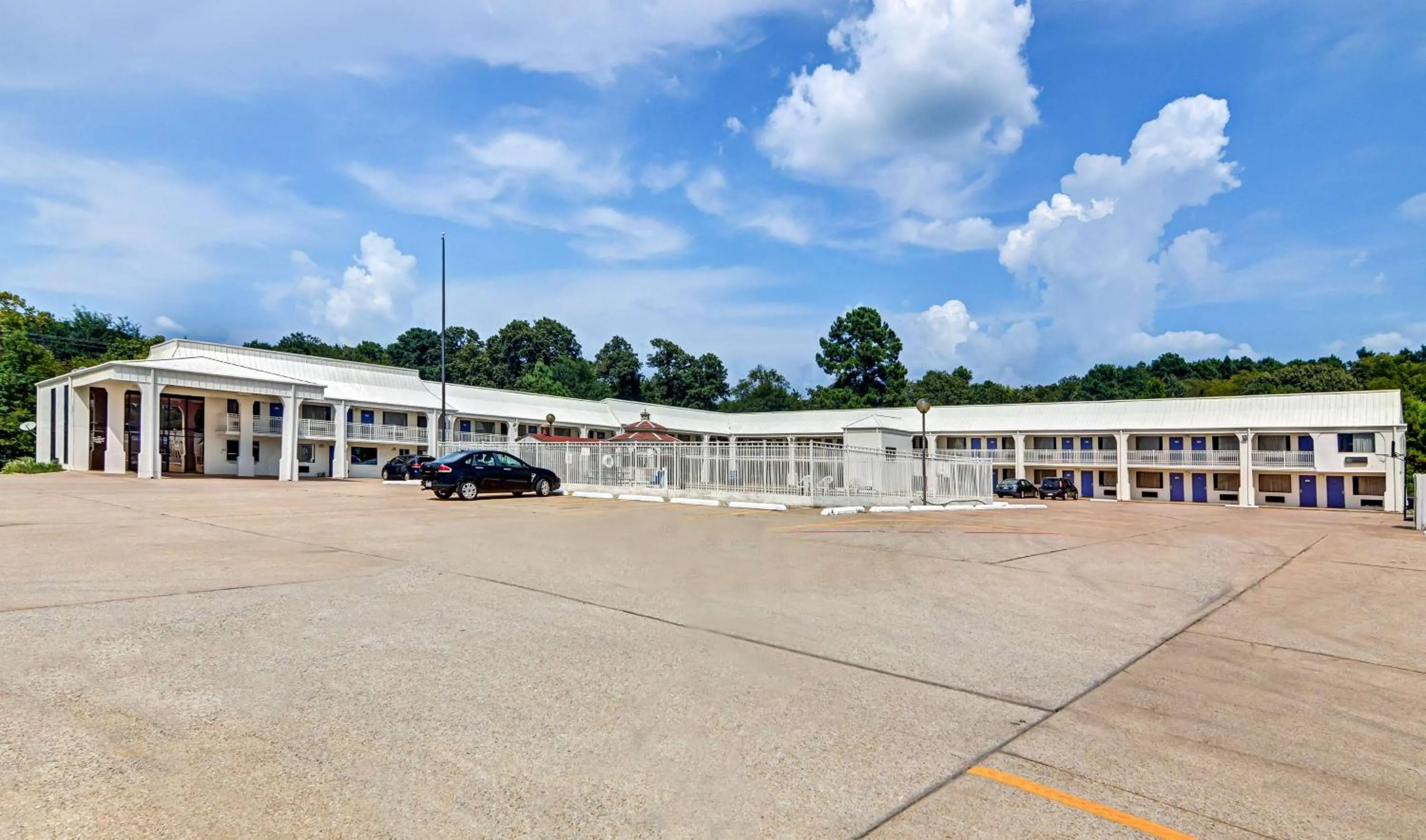 Property building in Motel 6-Lindale, TX