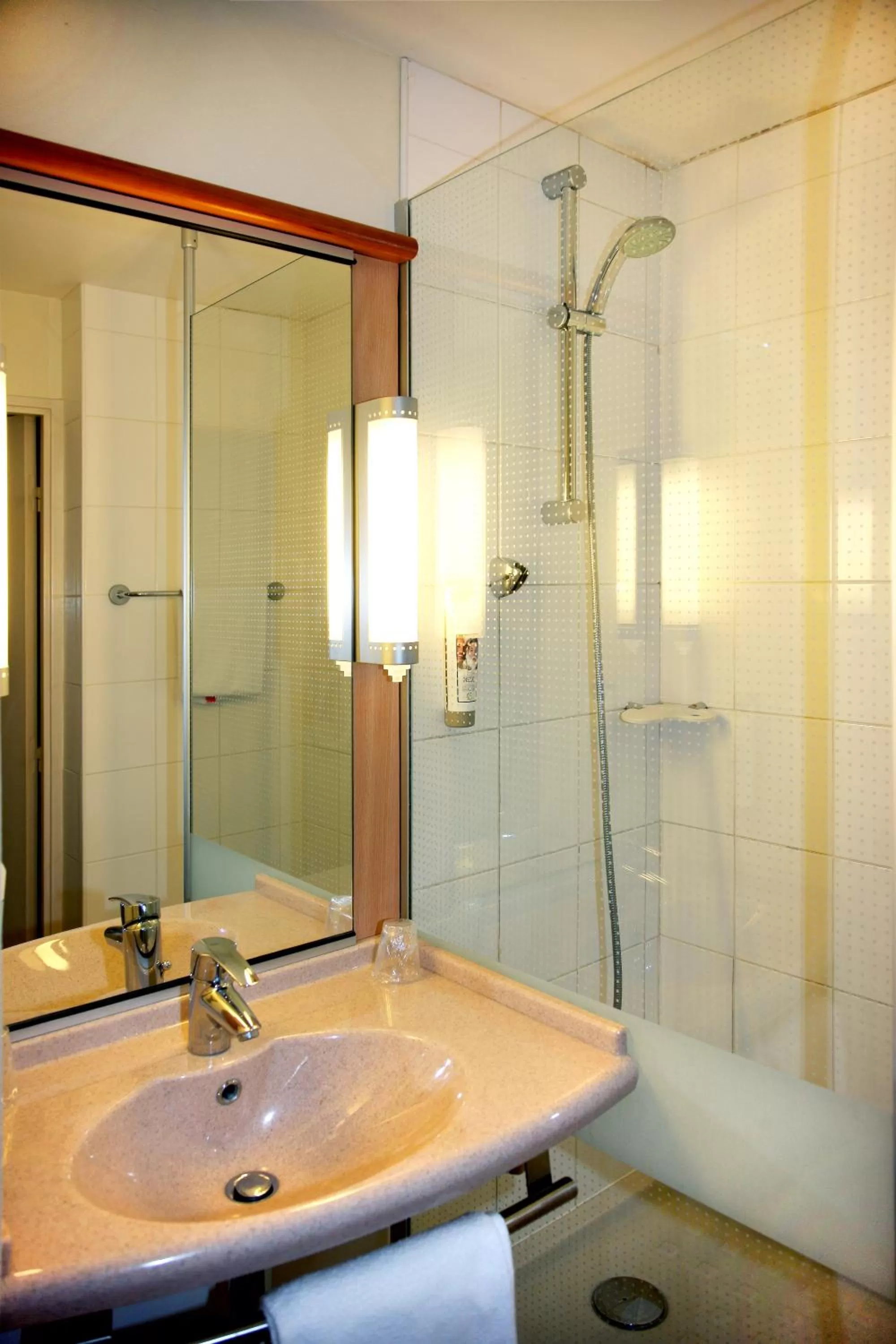 Shower in ibis Poitiers Sud