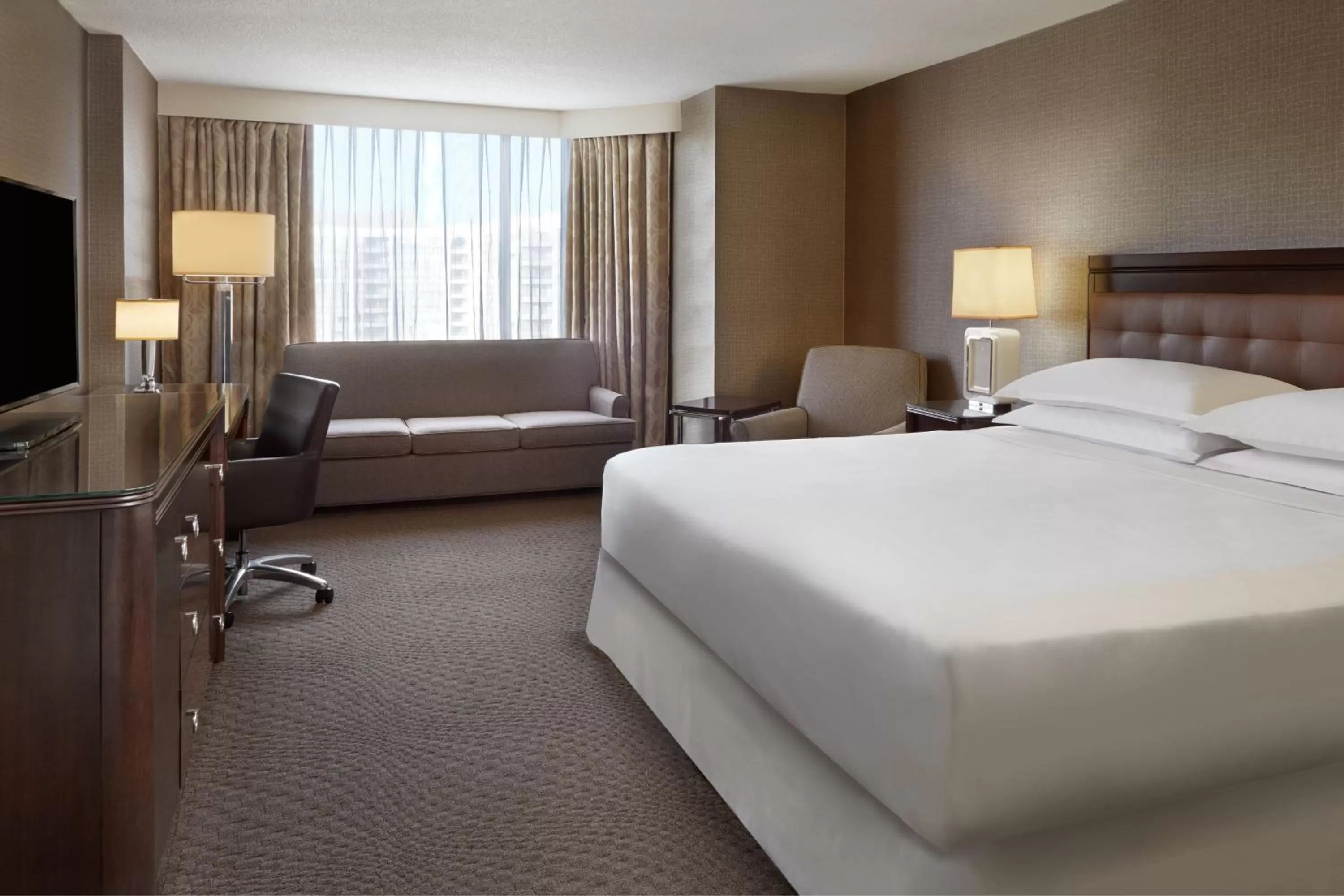 Photo of the whole room, Bed in Sheraton Parkway Toronto North Hotel & Suites