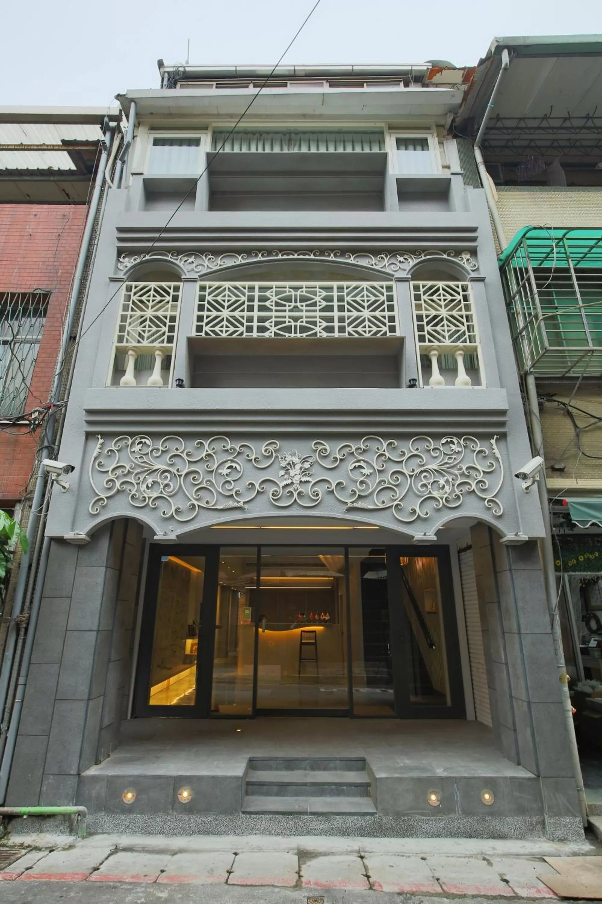 Facade/entrance in Bayman Hotel