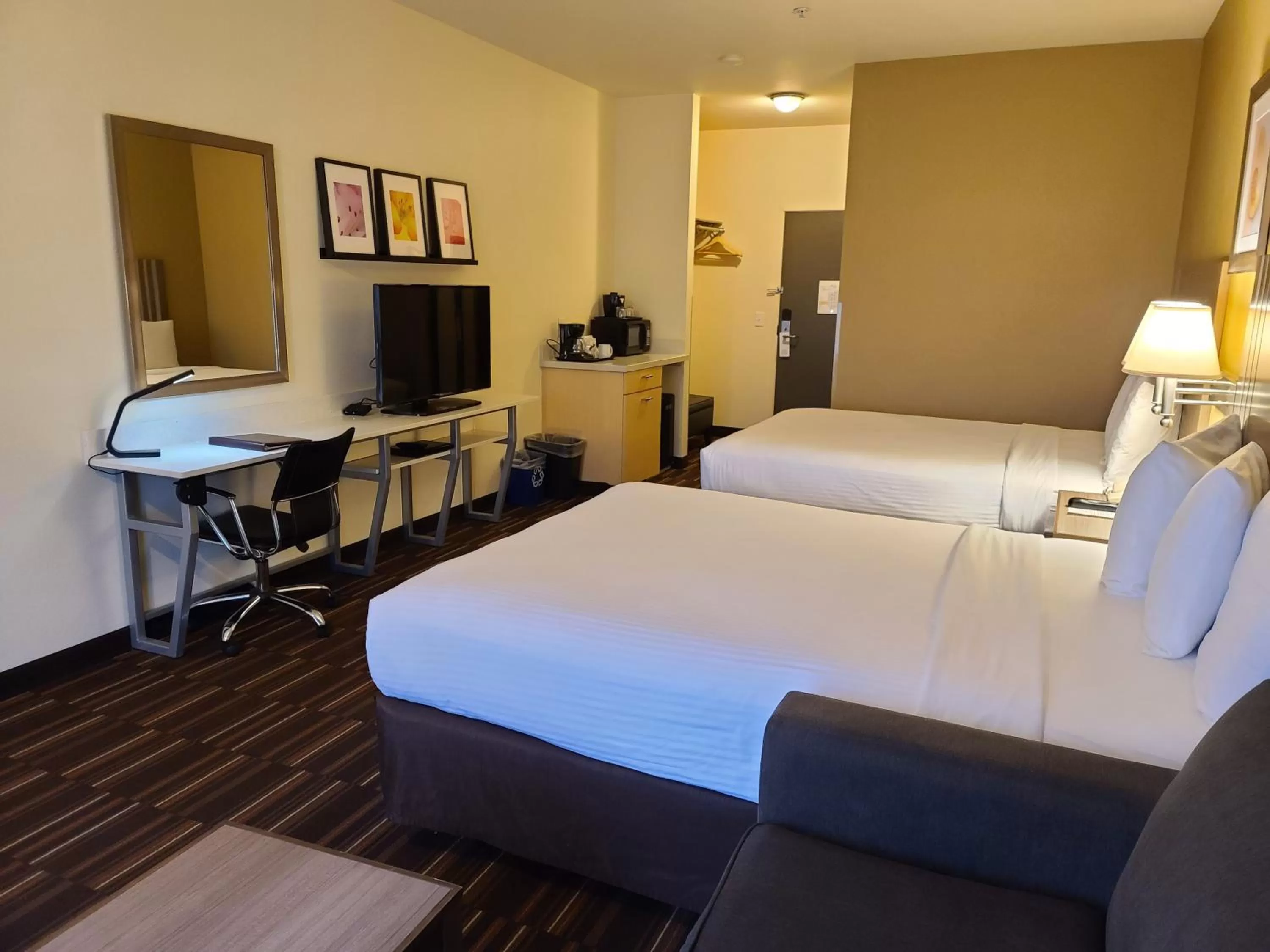 Photo of the whole room, Bed in Inn at Wecoma