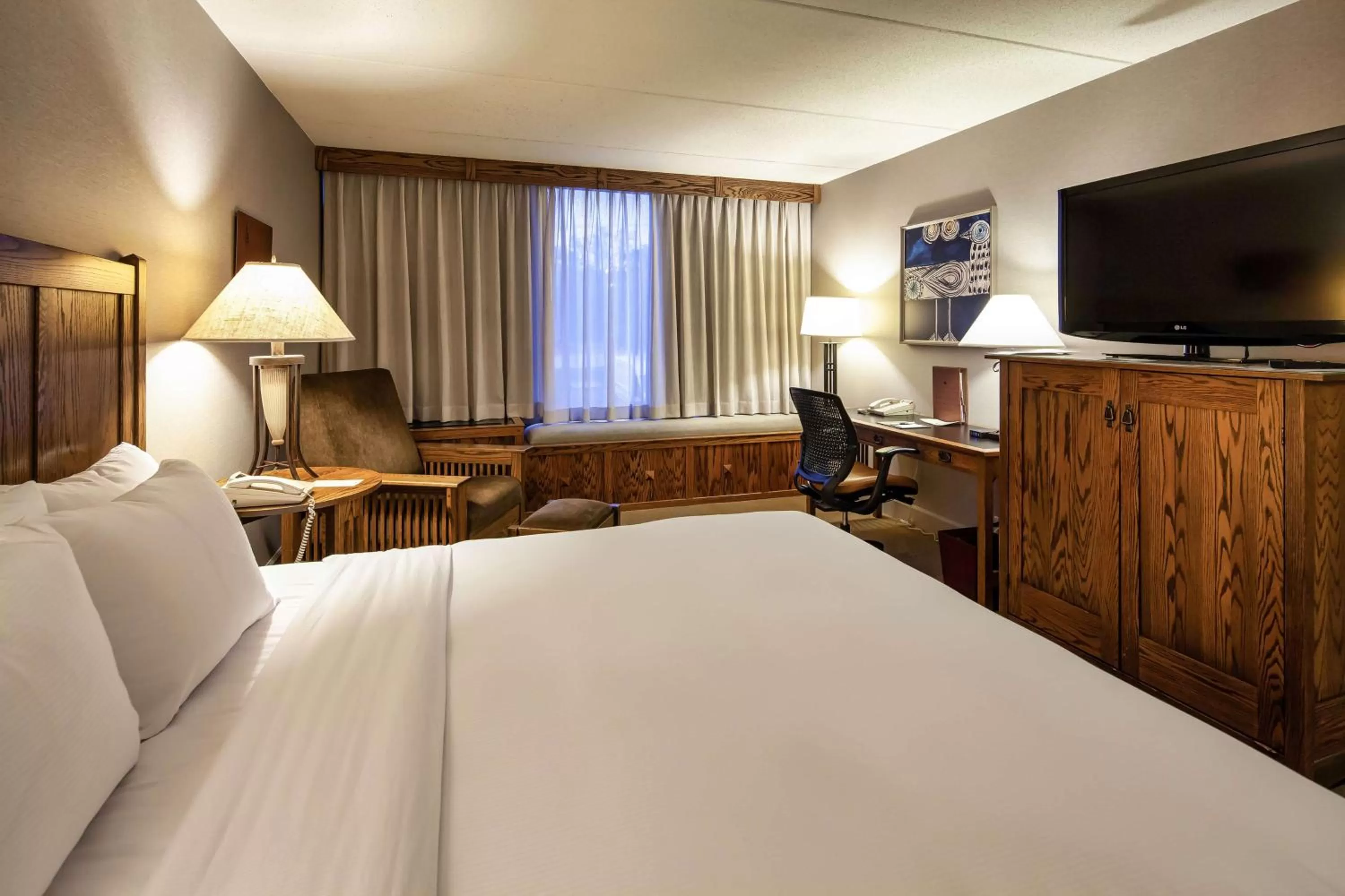 Bedroom, Bed in DoubleTree by Hilton Libertyville-Mundelein