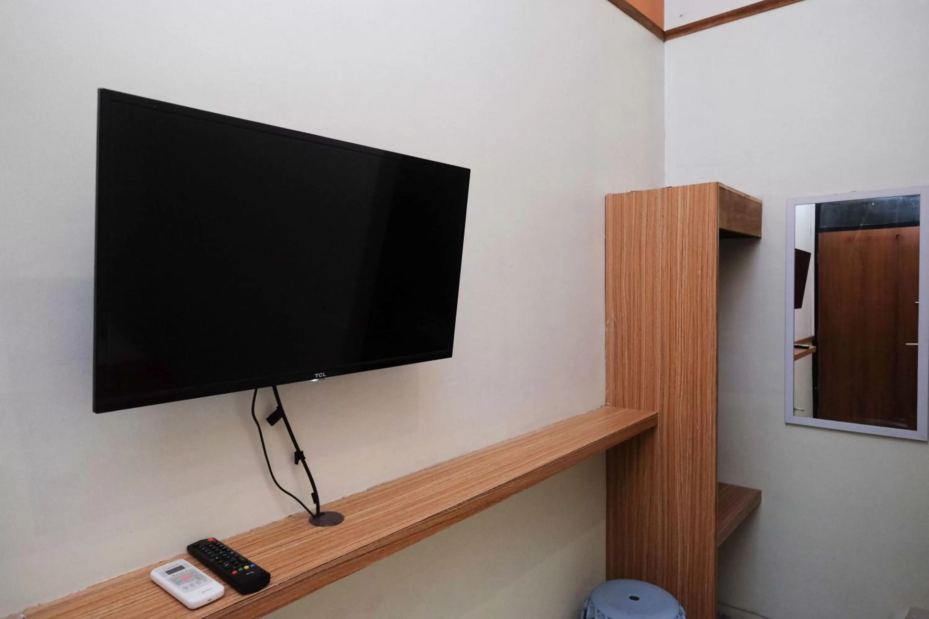 TV and multimedia in RedDoorz near Lotte Mart Maguwoharjo Yogyakarta