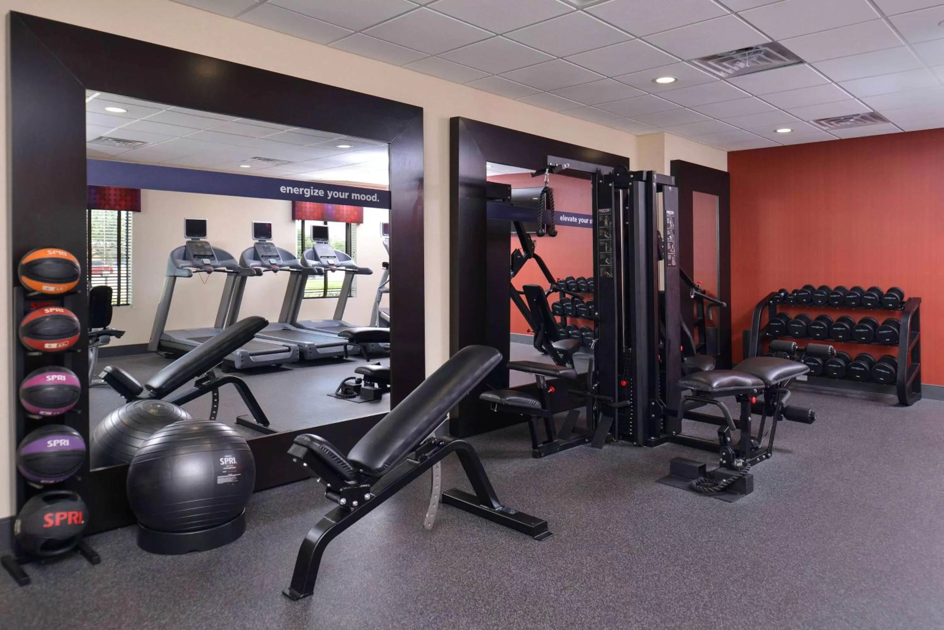 Fitness centre/facilities in Hampton Inn & Suites Dallas Market Center