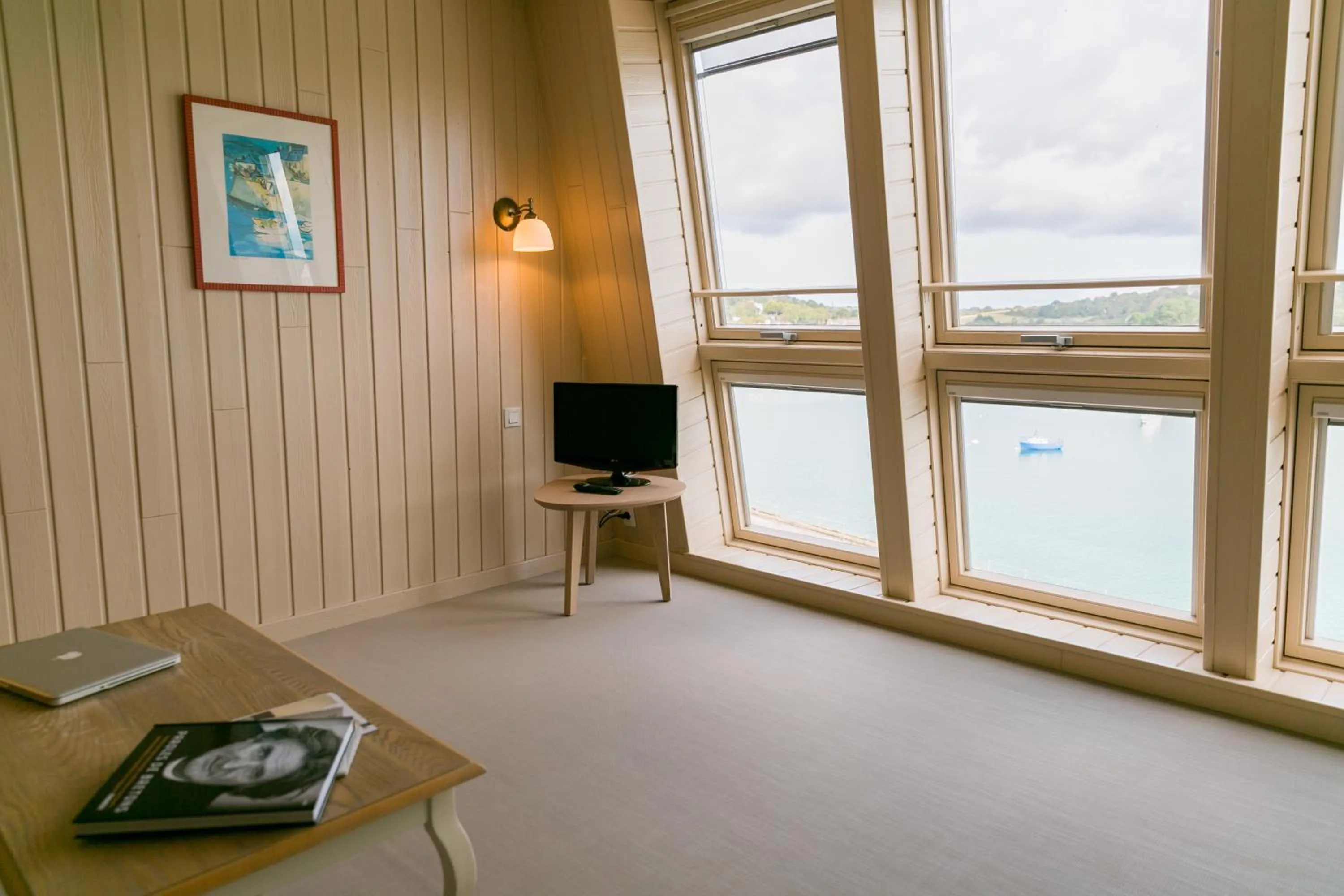 TV and multimedia in Maison LE GOYEN & Spa