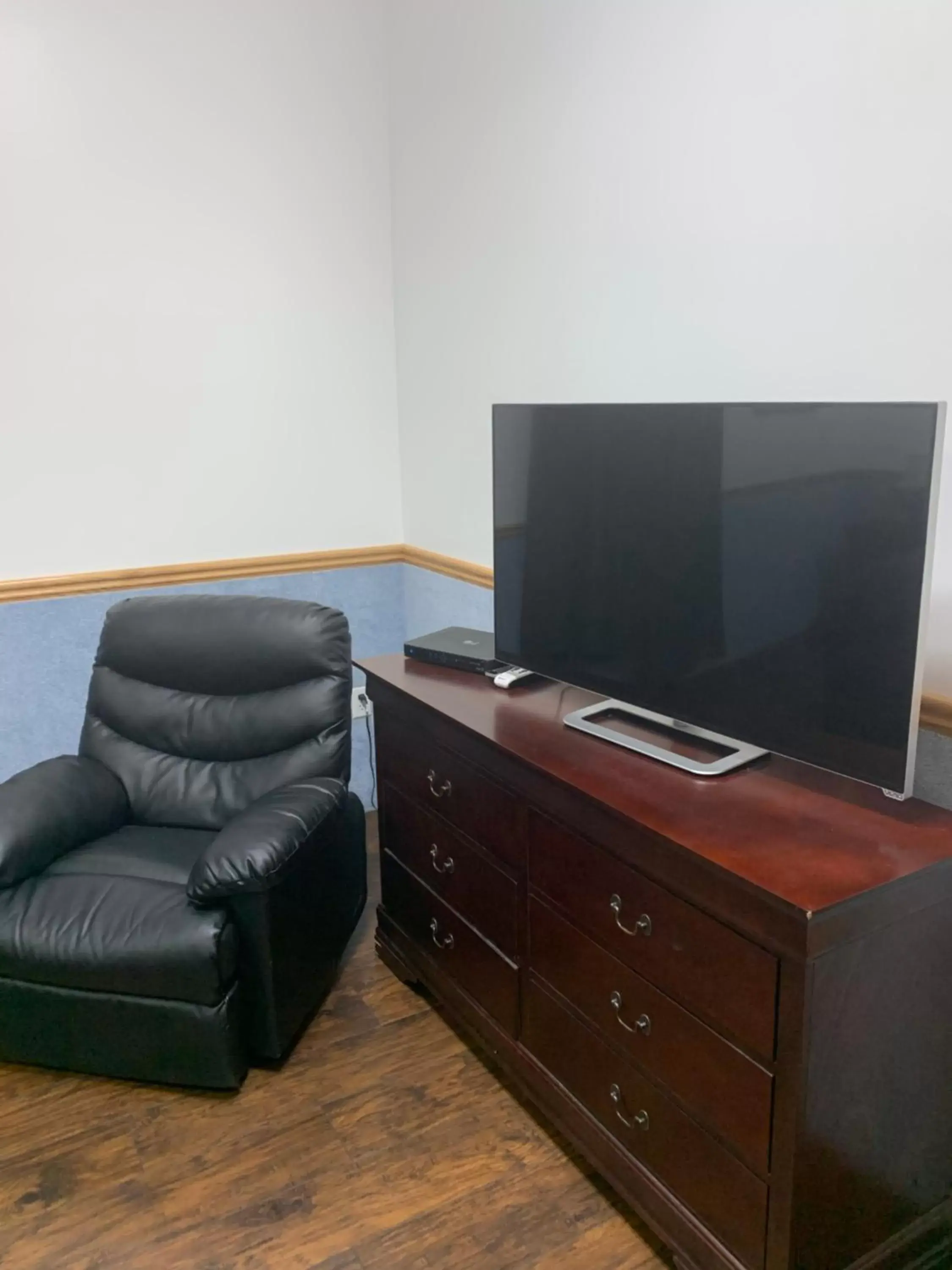 Standard Queen Room in Zion's Most Wanted Hotel Standard Queen Room in Zion's Most Wanted Hotel